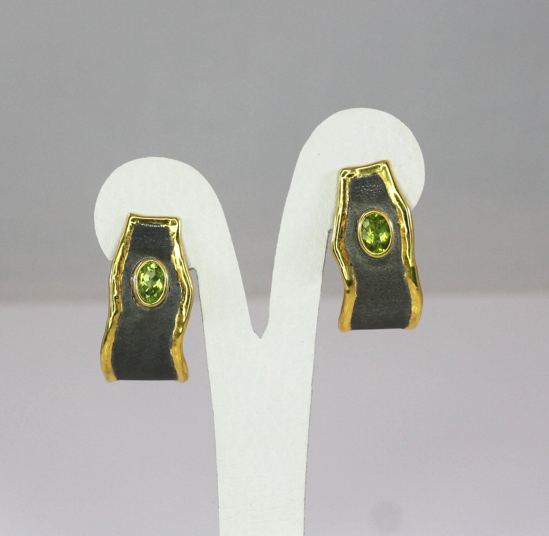 Taille ovale Yianni Creations Boucles d'oreilles en argent fin, rhodium noir et or 24 carats avec péridots en vente