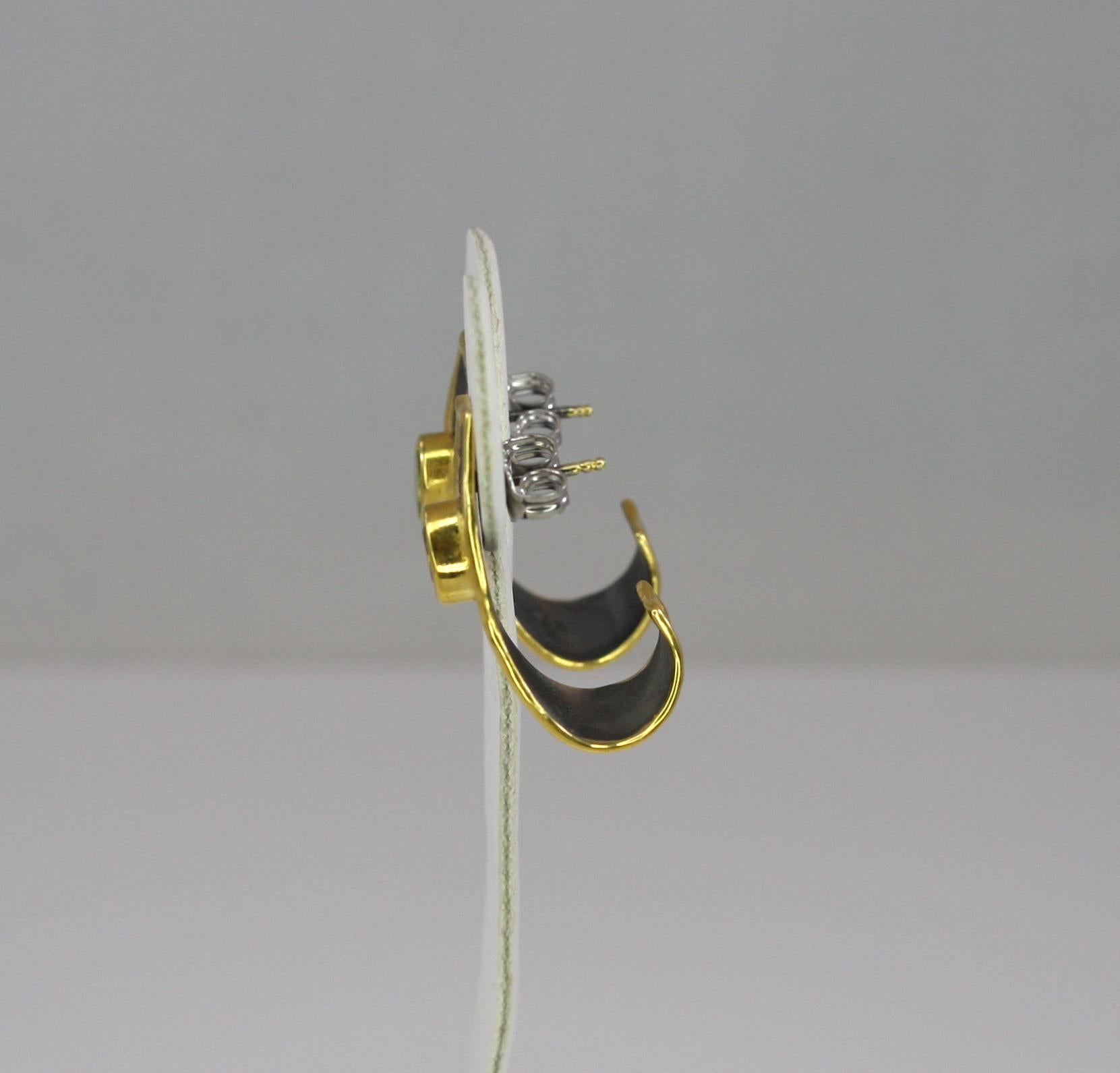 Yianni Creations Boucles d'oreilles en argent fin, rhodium noir et or 24 carats avec péridots Neuf - En vente à Astoria, NY