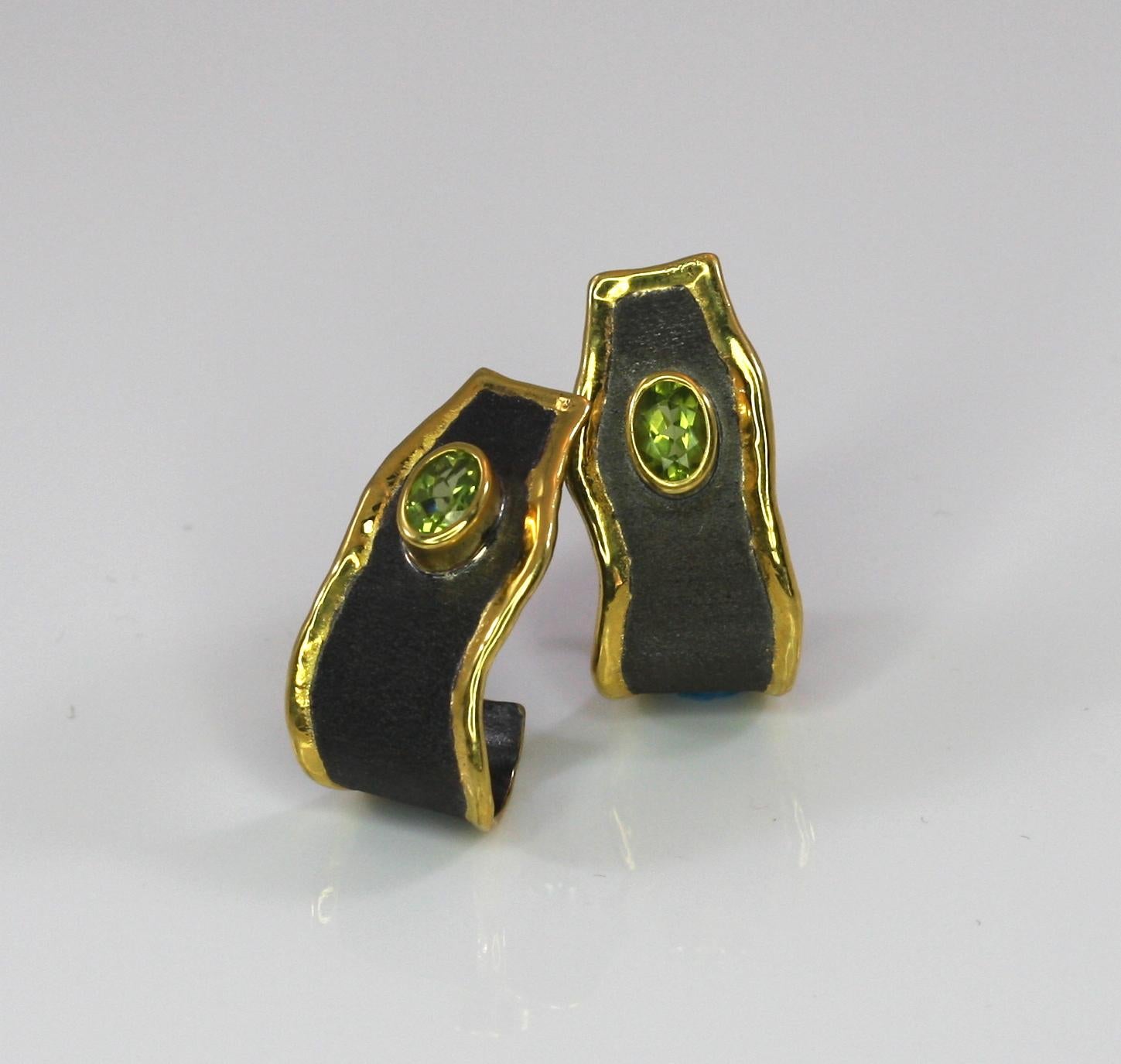 Yianni Creations Boucles d'oreilles en argent fin, rhodium noir et or 24 carats avec péridots en vente 2