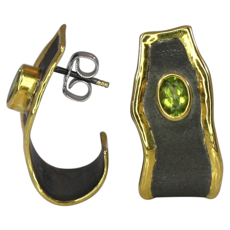 Yianni Creations Boucles d'oreilles en argent fin, rhodium noir et or 24 carats avec péridots en vente