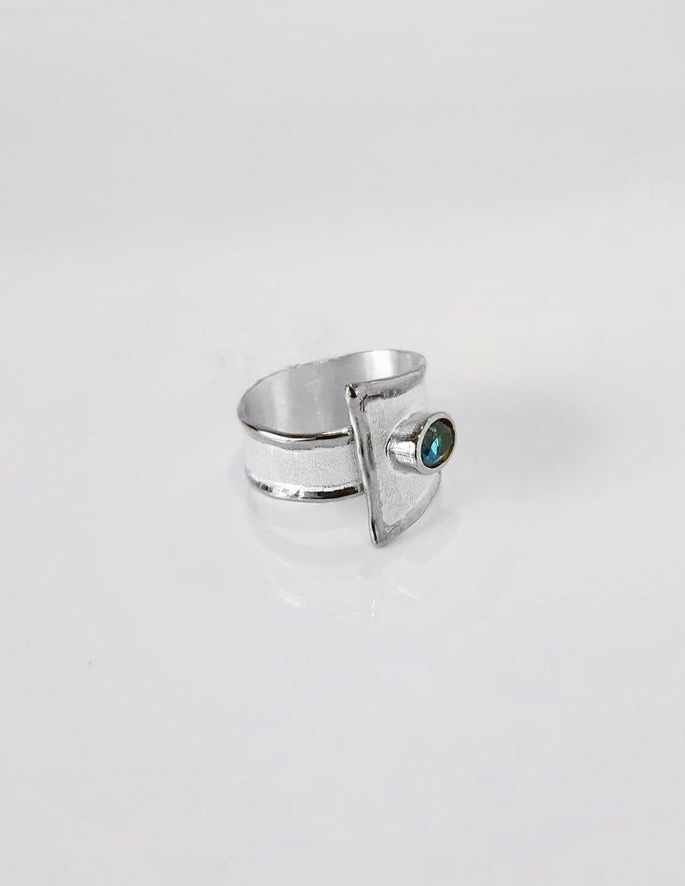 Yianni Creations Blauer Topas Feines Silber Solitär Verstellbarer breiter Band Ring (Ovalschliff) im Angebot