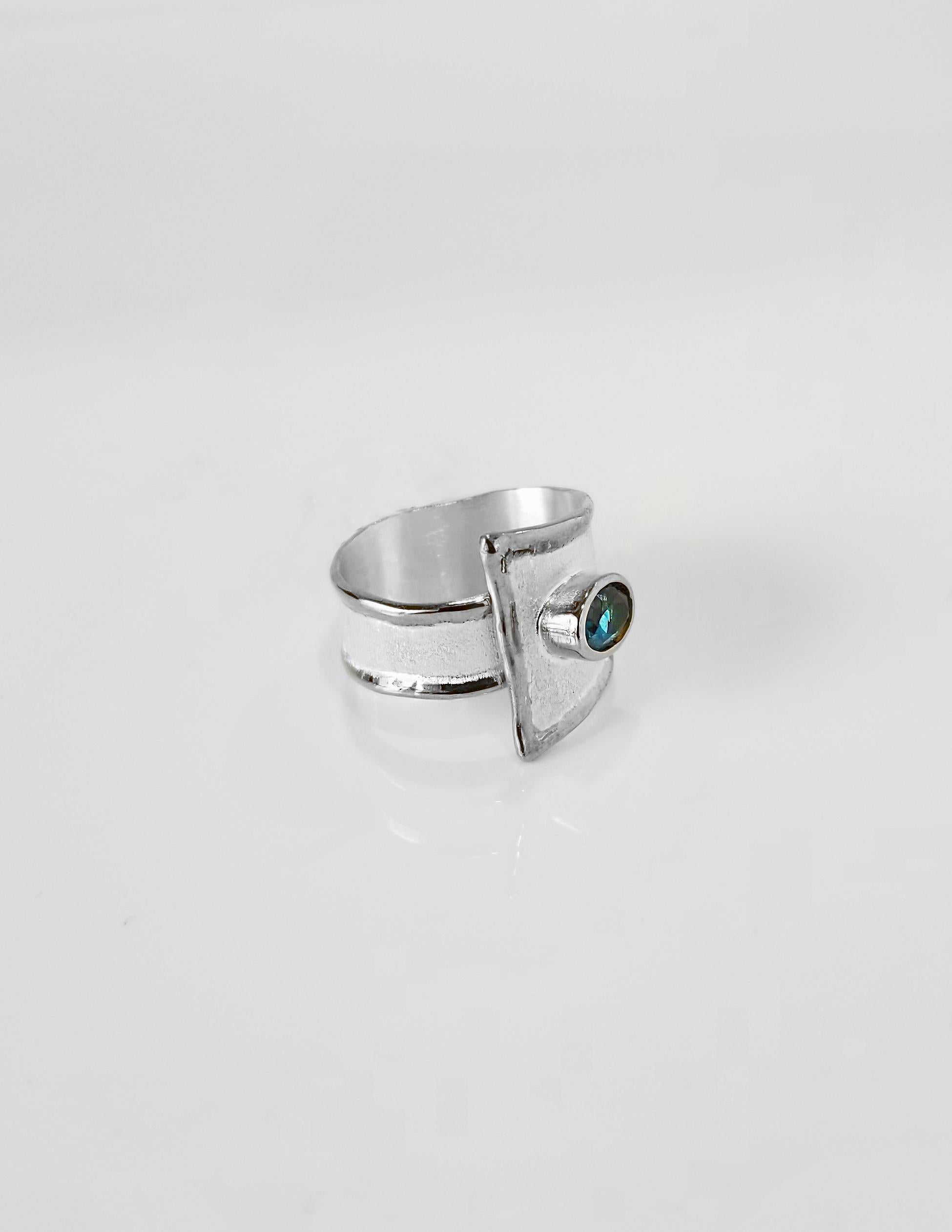 Yianni Creations Blauer Topas Feines Silber Solitär Verstellbarer breiter Band Ring Damen im Angebot