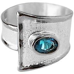 Yianni Creations Bague à large anneau solitaire réglable en argent fin avec topaze bleue