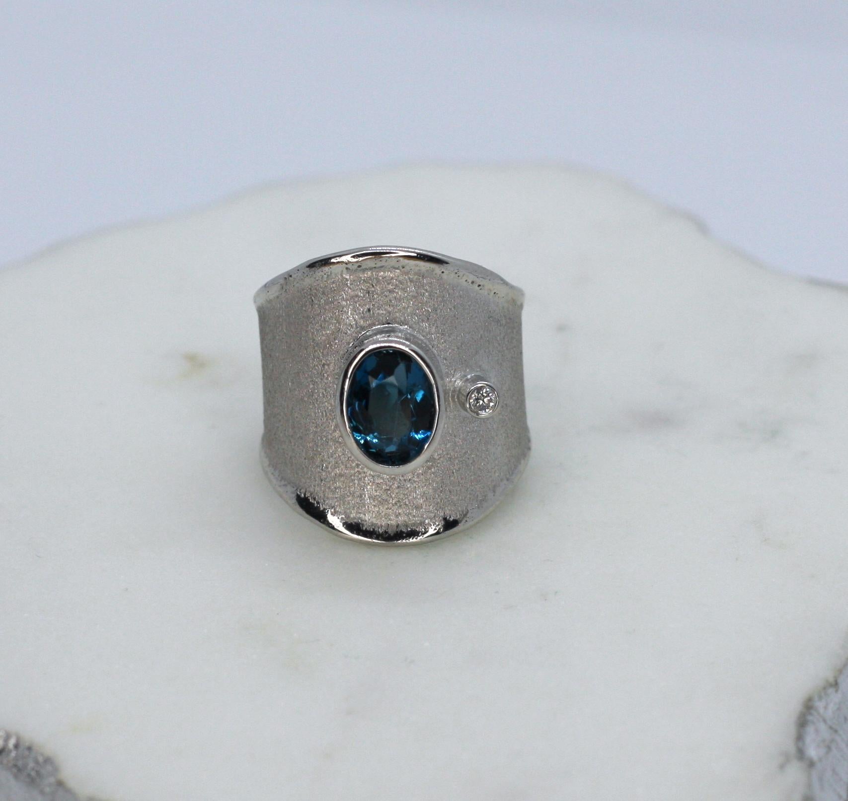 Dieser wunderschöne Ring aus der Ammos-Kollektion von Yianni Creations ist aus 950* Feinsilber handgefertigt und wird in unserer Familienwerkstatt in Griechenland hergestellt. Es hat eine einzigartige gebürstete Textur und ist an den Rändern