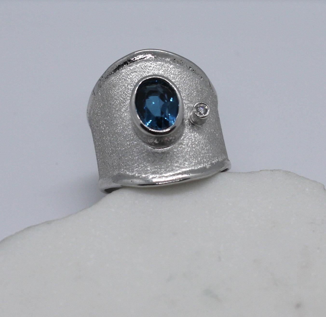 Yianni Creations London Breiter Bandring mit blauem Topas und weißem Diamant in Feinsilber (Ovalschliff) im Angebot
