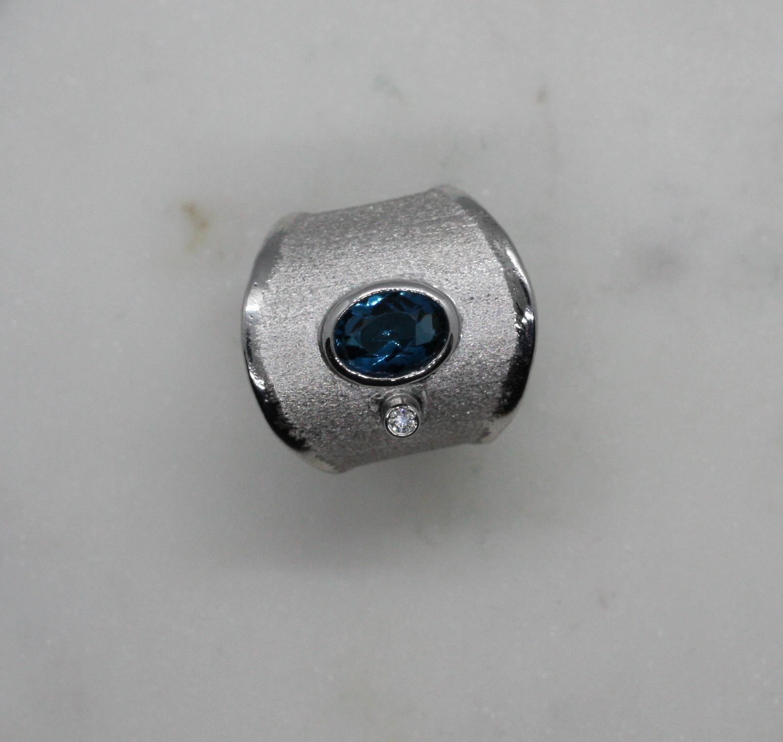 Yianni Creations London Breiter Bandring mit blauem Topas und weißem Diamant in Feinsilber für Damen oder Herren im Angebot