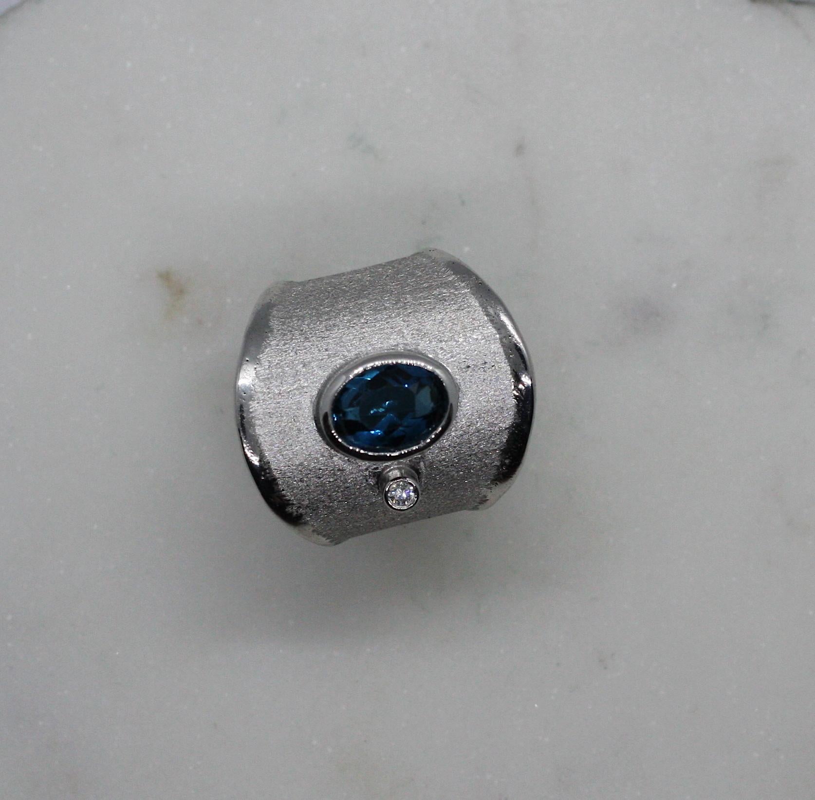 Yianni Creations London Breiter Bandring mit blauem Topas und weißem Diamant in Feinsilber im Angebot 1
