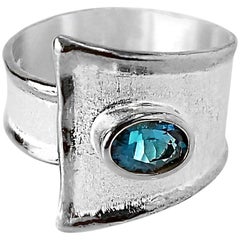 Yianni Creations London Bague à anneau solitaire réglable en argent fin avec topaze bleue