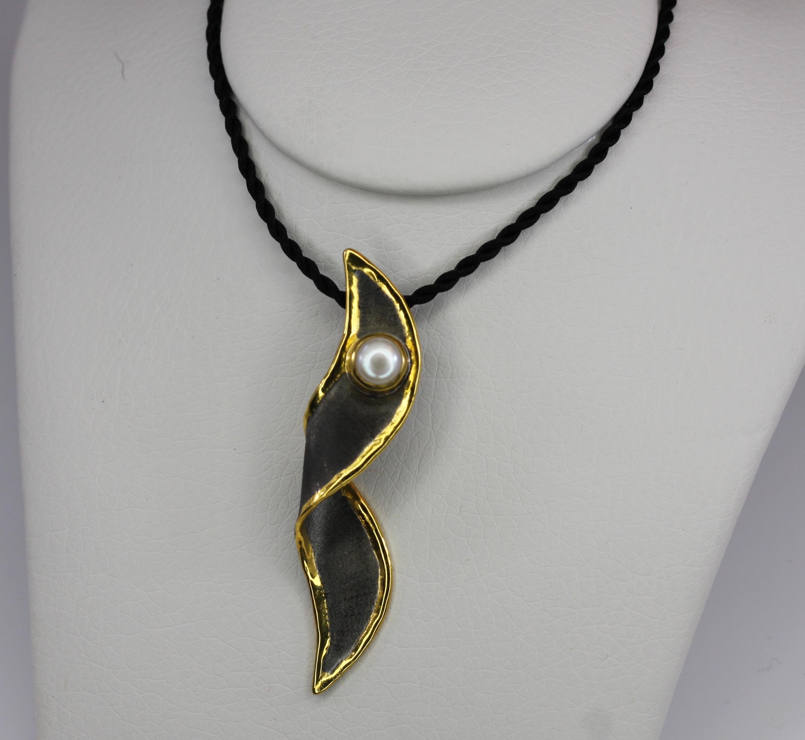 Taille ronde Yianni Creations Perles  Pendentif en argent fin avec finition en rhodium noir et or en vente