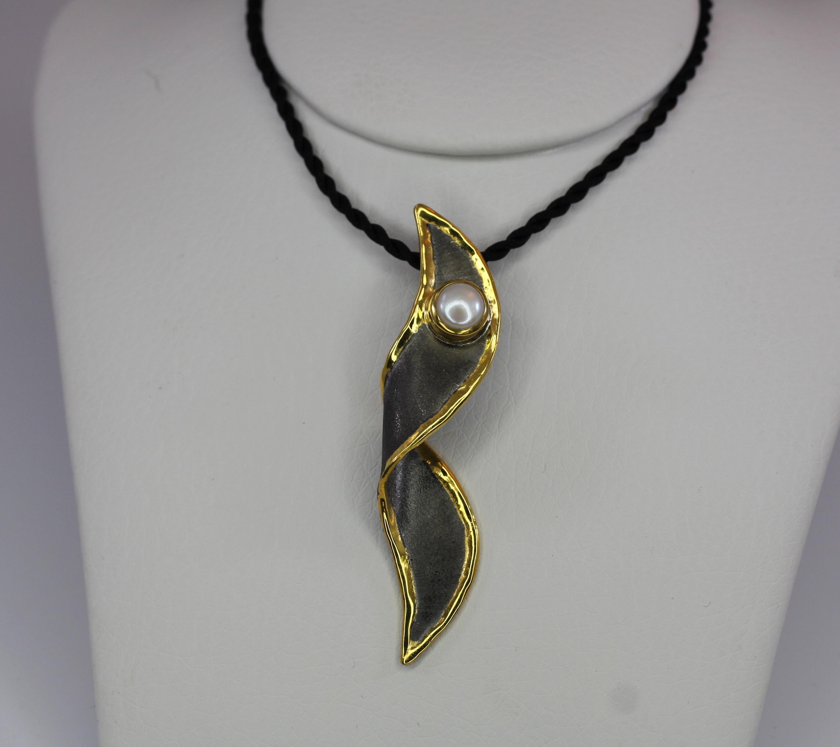 Round Cut Yianni Creations Pearl  Fine Silver Finished with Black Rhodium and Gold Pendant For Sale