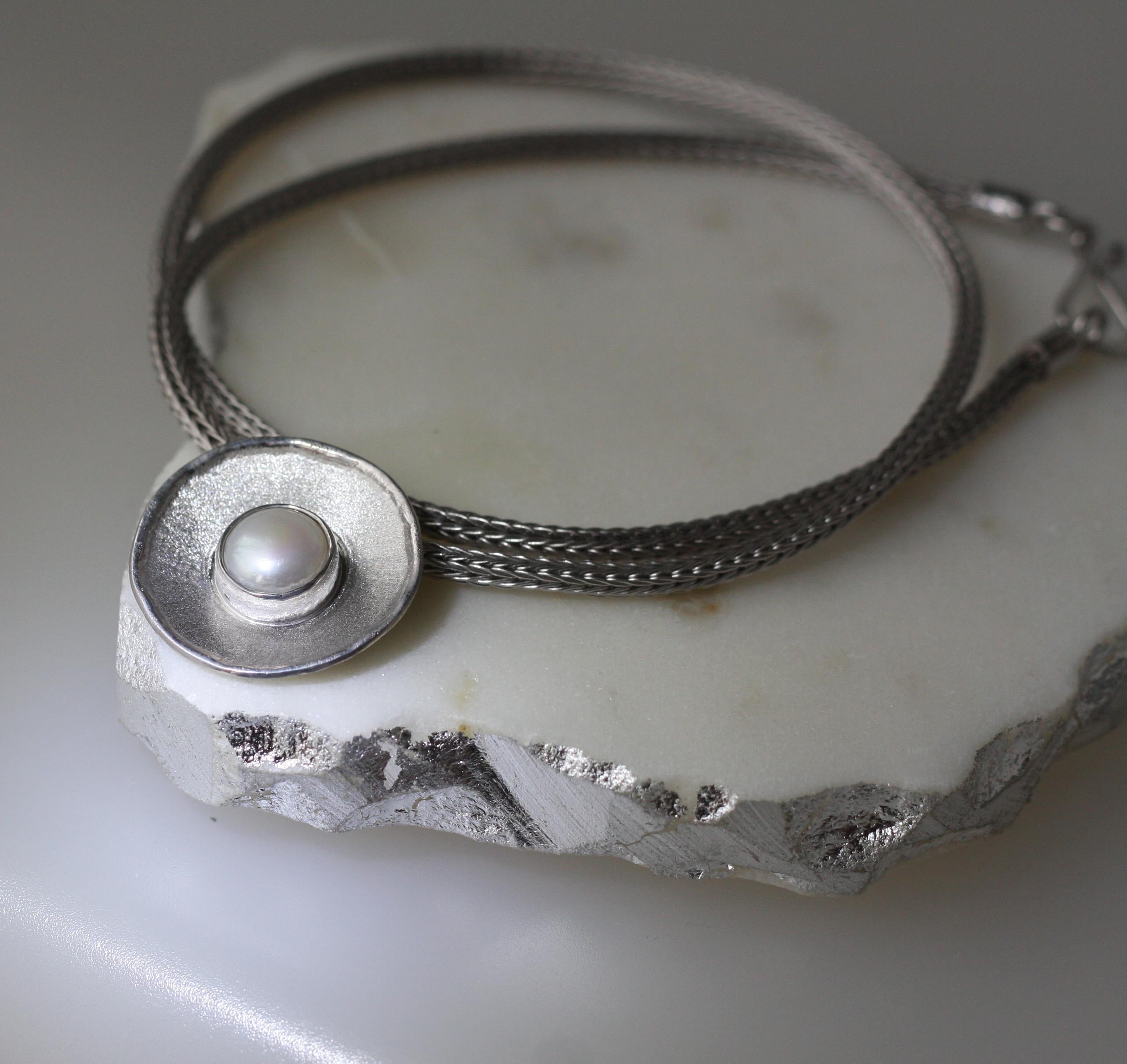 Yianni Creations, handwerklicher runder Anhänger aus feinem Silber mit Perlen  im Angebot 3
