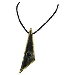 Yianni Creations Colgante triangular de plata fina con topacio y cuerda de seda
