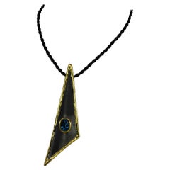 Yianni Creations Pendentif triangulaire en argent fin et topaze sur corde de soie, créations