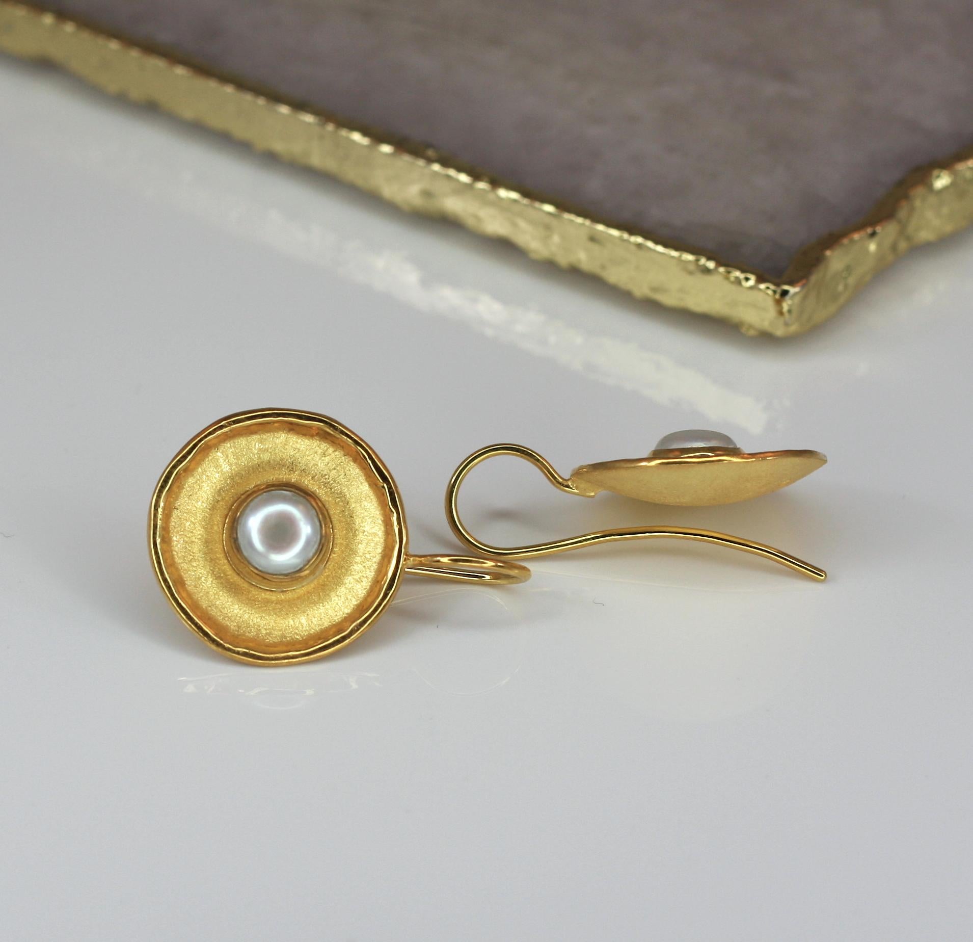 Taille ronde Yianni Creations, boucles d'oreilles pendantes en or jaune 18 carats et perles d'eau douce en vente
