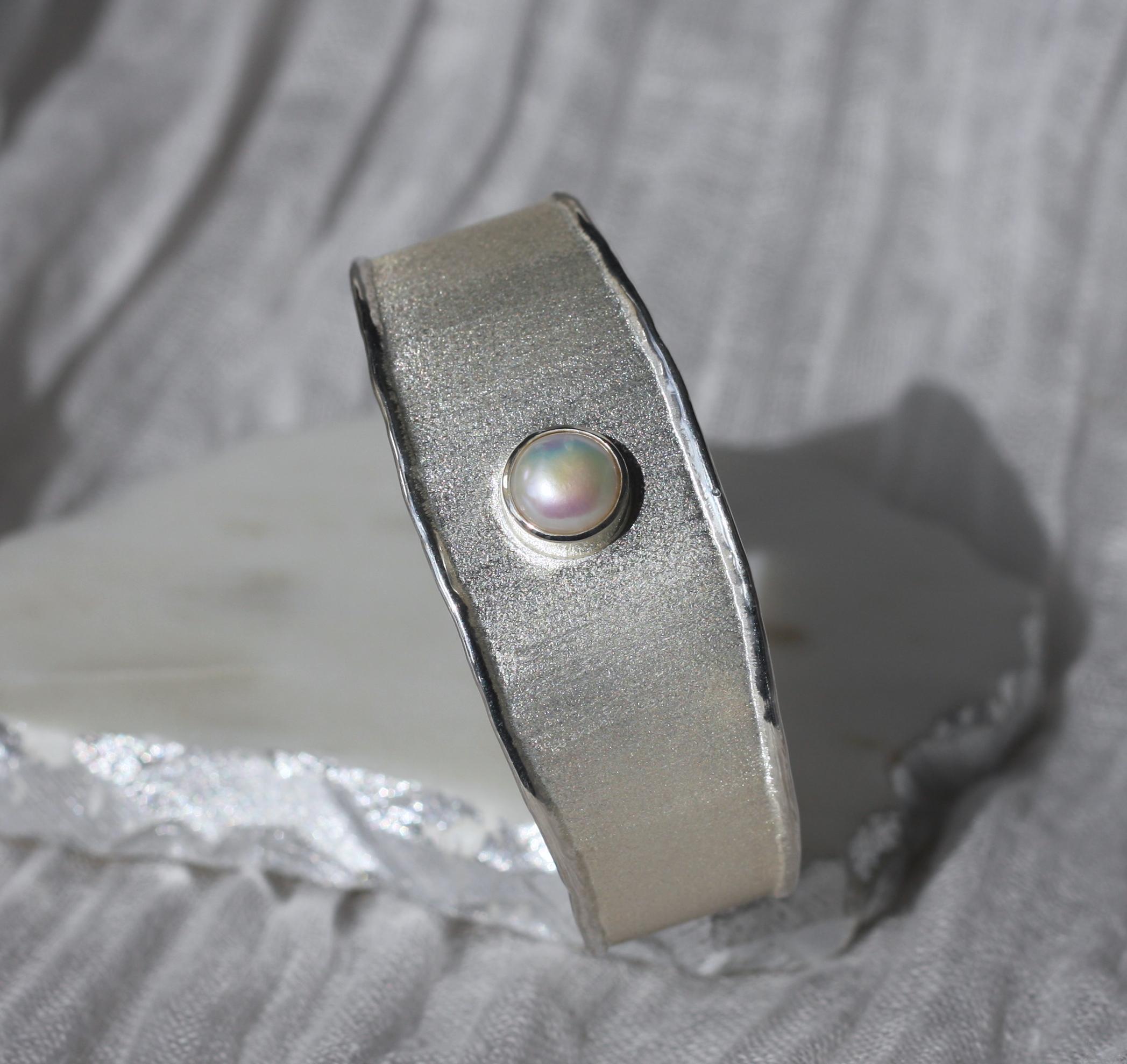 Taglio rotondo Yianni Creations Bracciale con perle d'acqua dolce in argento e palladio in vendita