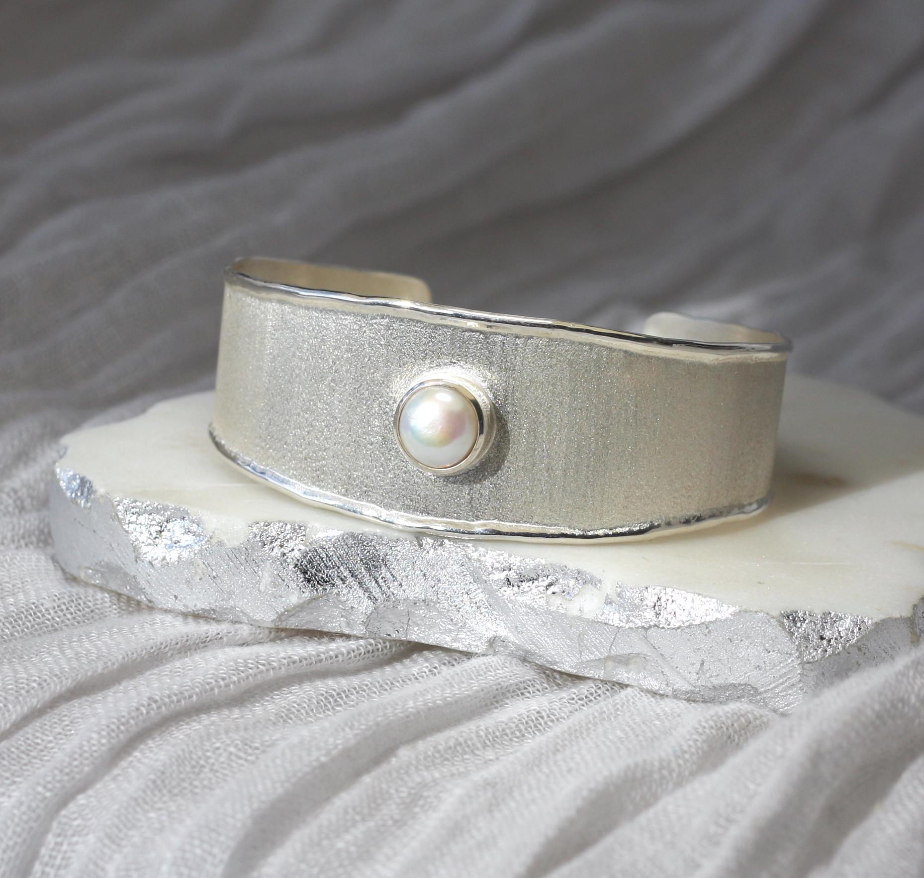Round Cut Yianni Creations Freshwater Pearl Fine Silver and Palladium Bangle Bracelet For Sale