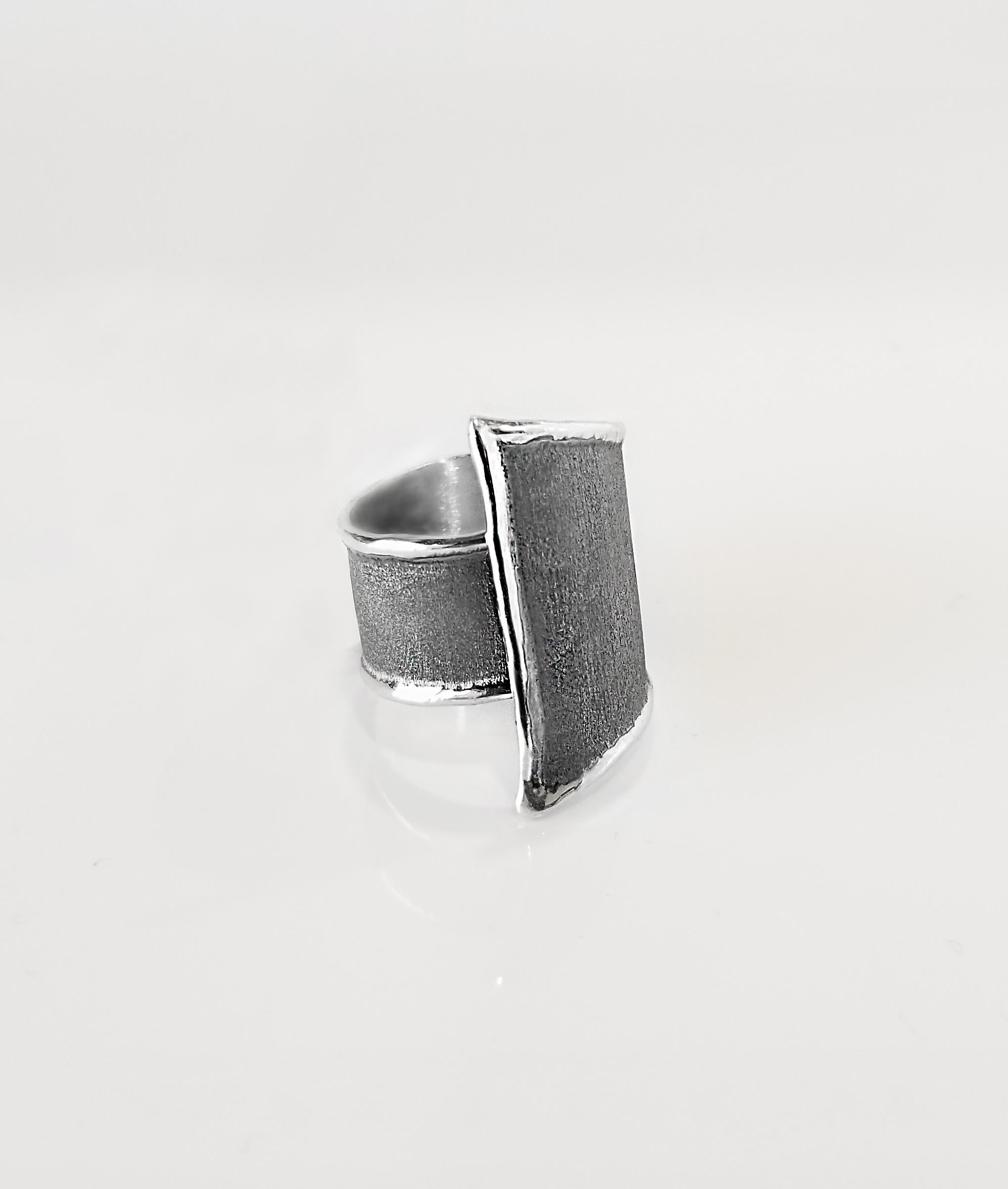 Contemporain Yianni Creations Bague artisanale géométrique en argent fin et rhodium oxydé avec anneau en vente