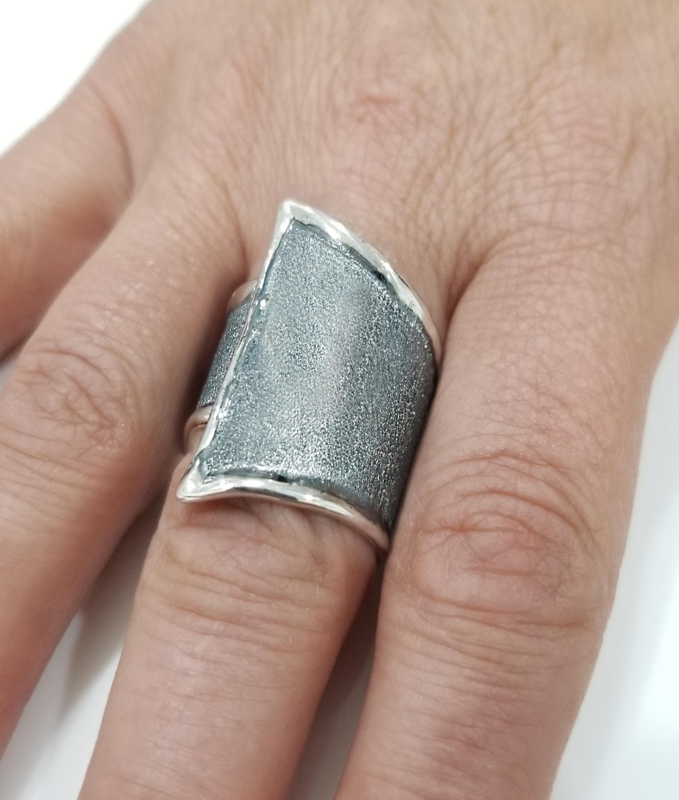 Yianni Creations Geometric Fine Silver and Oxidized Rhodium Artisan Band Ring In New Condition For Sale In Astoria, NY