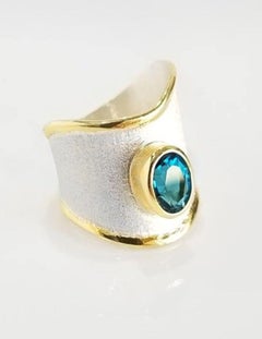 Yianni Creations Anello a fascia bicolore in argento 24 carati con topazio blu di Londra