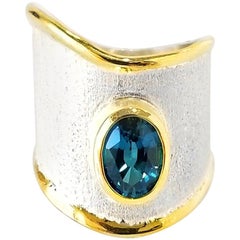 Yianni Creations Anello a fascia bicolore in argento 24 carati con topazio blu di Londra