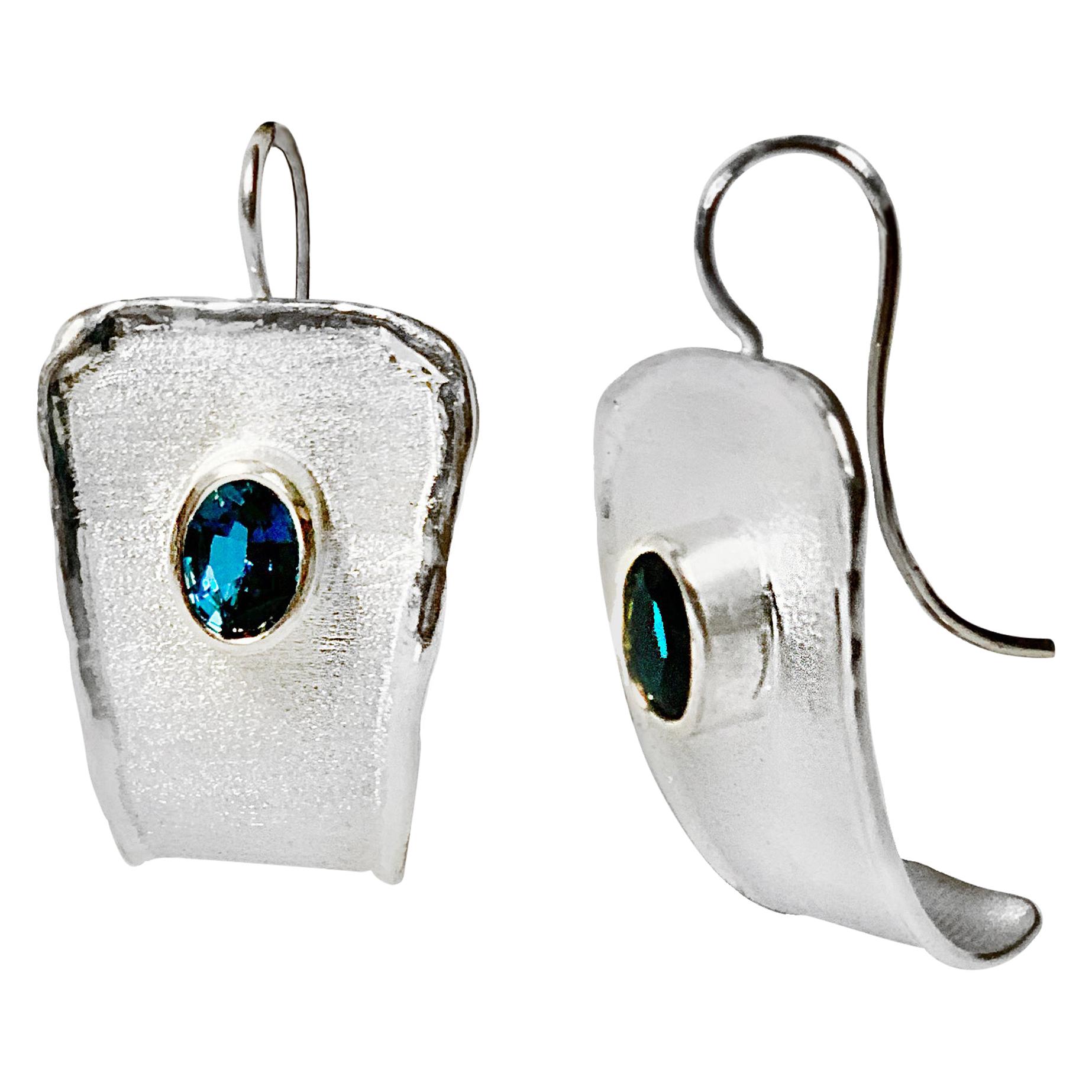 Yianni Creations London - Boucles d'oreilles pendantes en argent fin et palladium avec topaze bleue