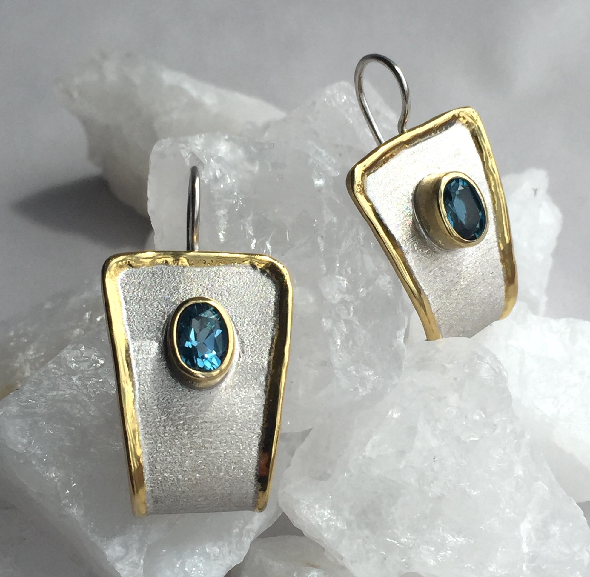 Yianni Creations London, boucles d'oreilles bicolores en or fin et or 24 carats avec topaze bleue Pour femmes en vente