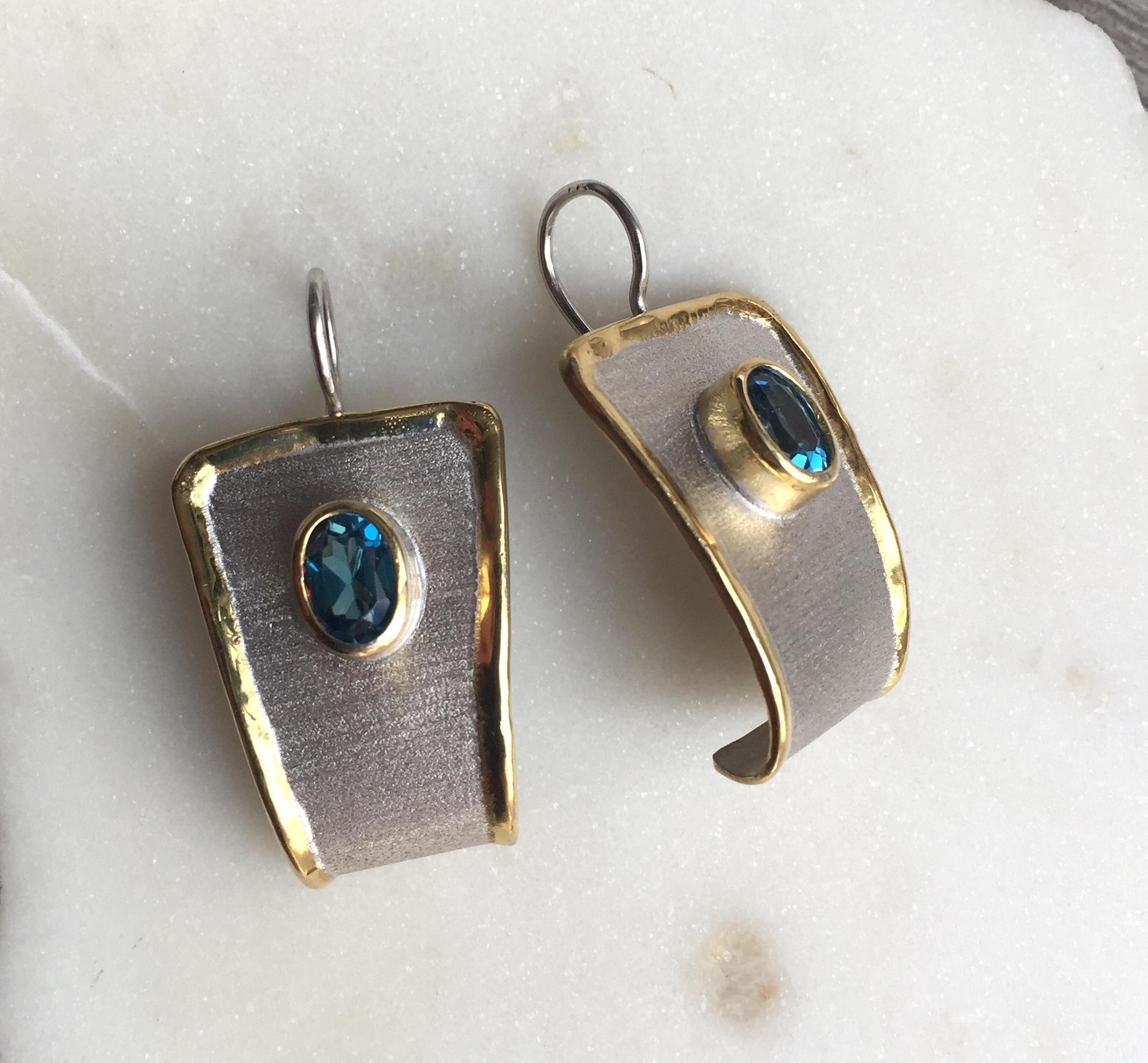 Yianni Creations London, boucles d'oreilles bicolores en or fin et or 24 carats avec topaze bleue en vente 3