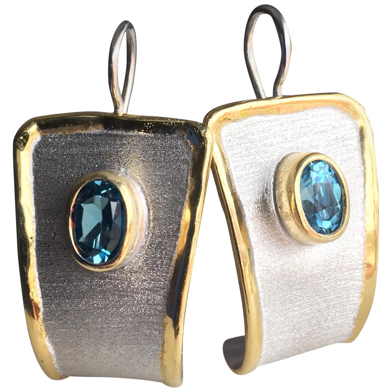 Yianni Creations London, boucles d'oreilles bicolores en or fin et or 24 carats avec topaze bleue en vente