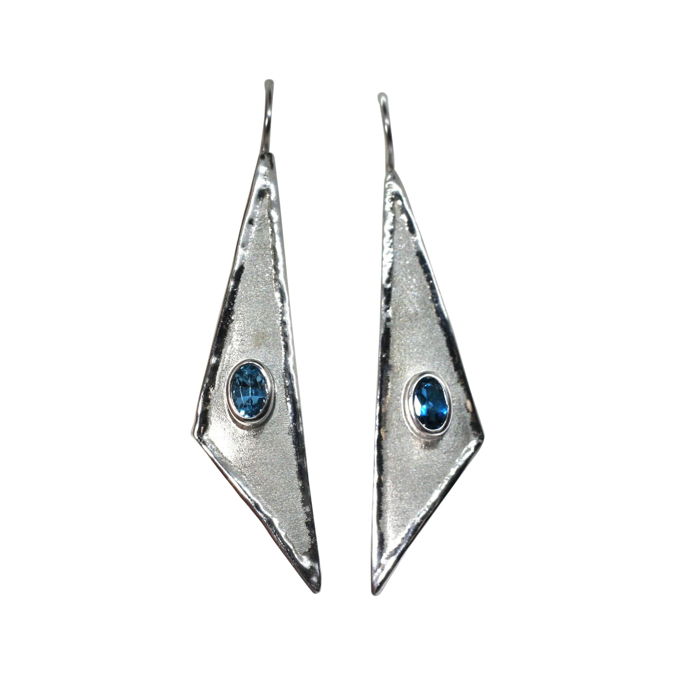 Yianni Creations, ovale Londoner Blautopas-Silber-Ohrringe, lang, glänzend