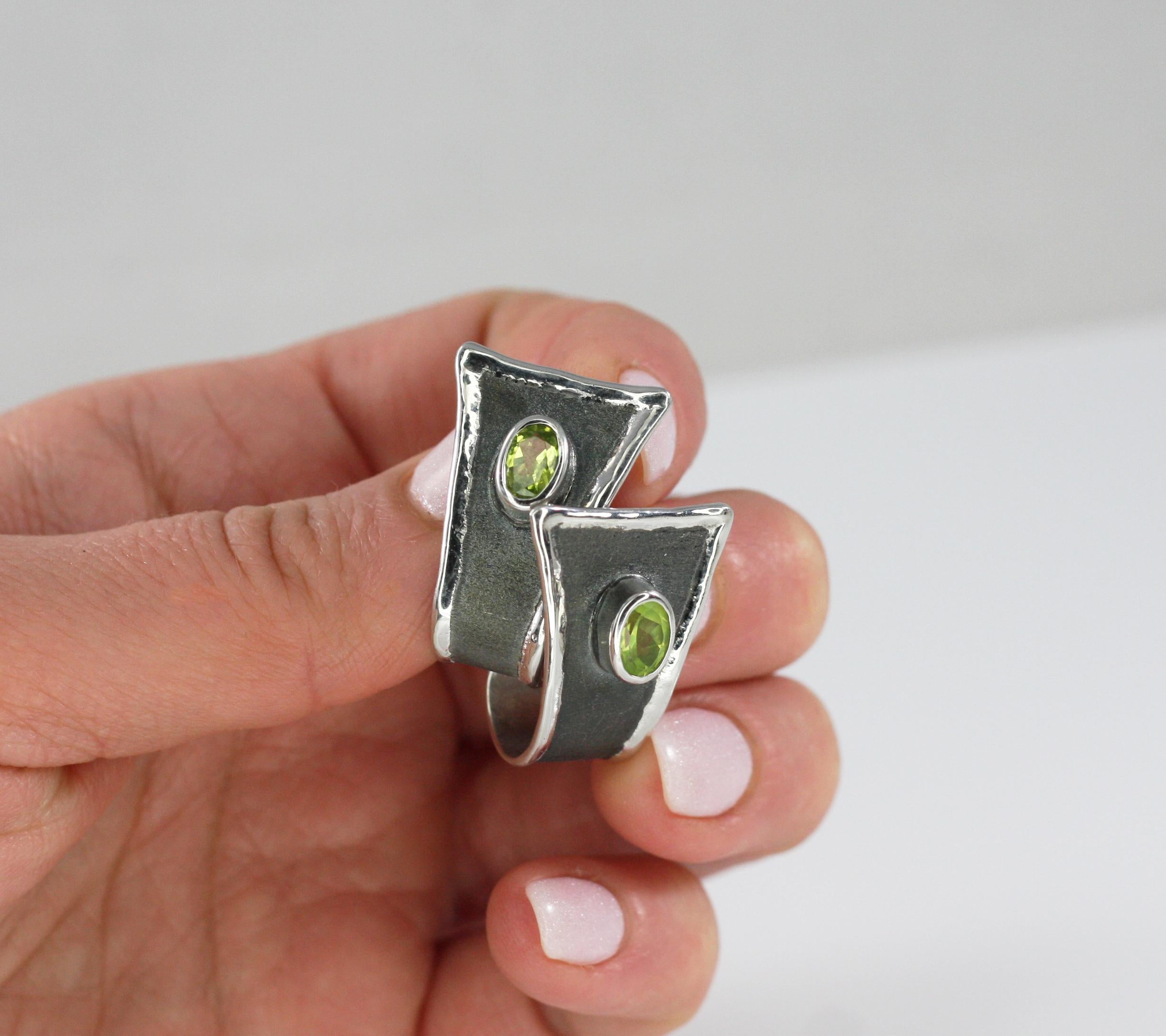Yianni Creations Oval Peridot Fine Silver and Black Rhodium Stud Hoop Earrings In New Condition In Astoria, NY