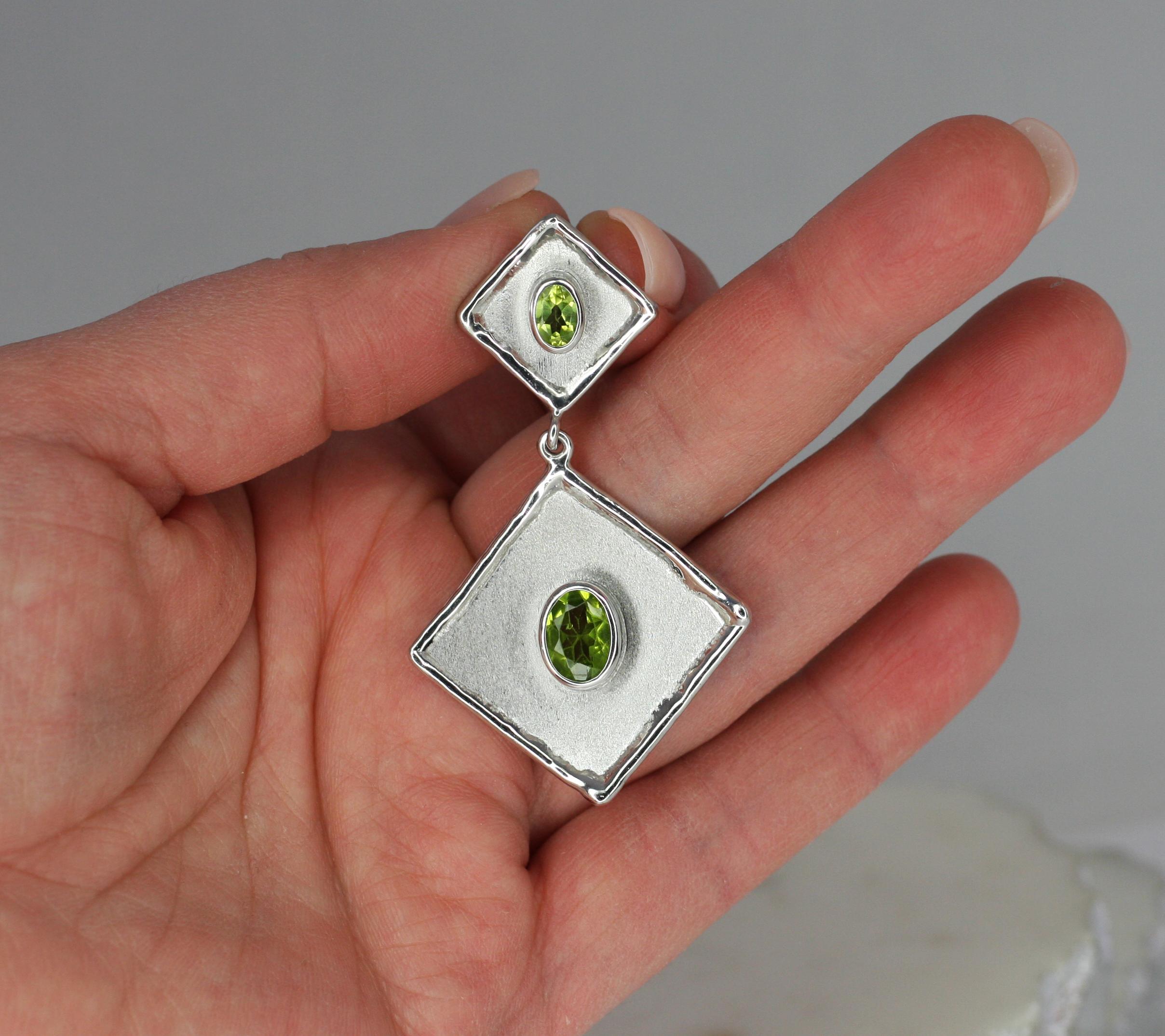 Yianni Creations Oval Peridot Feinsilber Handgefertigte lange Tropfen-Anhänger Halskette im Angebot 10