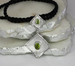 Yianni Creations Oval Peridot Feinsilber Handgefertigte lange Tropfen-Anhänger Halskette