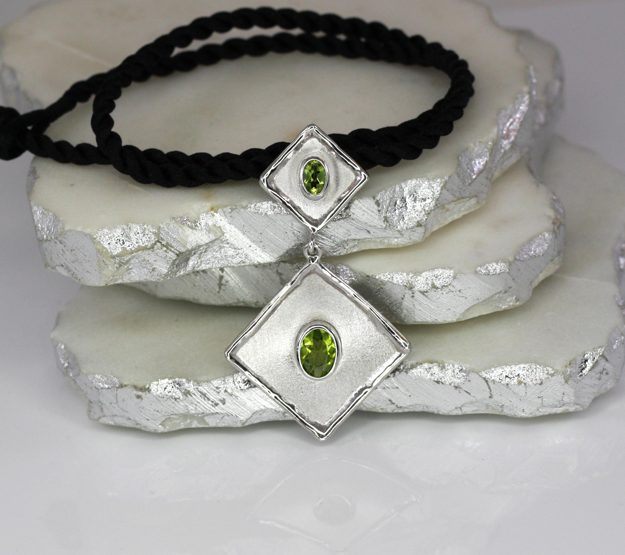 Yianni Creations Oval Peridot Feinsilber Handgefertigte lange Tropfen-Anhänger Halskette (Zeitgenössisch) im Angebot