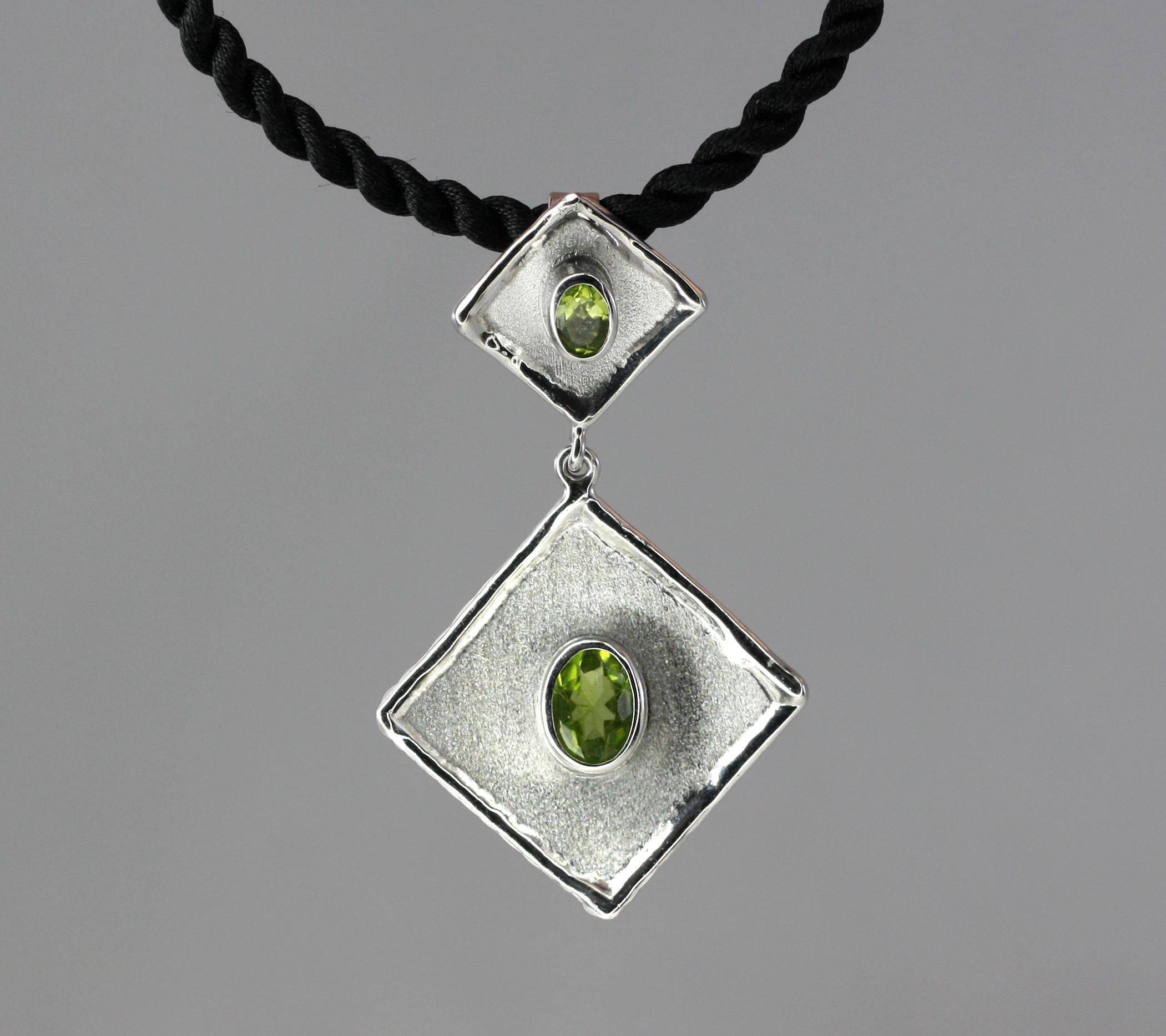 Yianni Creations Oval Peridot Fine Silver Handmade Long Drop Pendant Necklace In New Condition For Sale In Astoria, NY