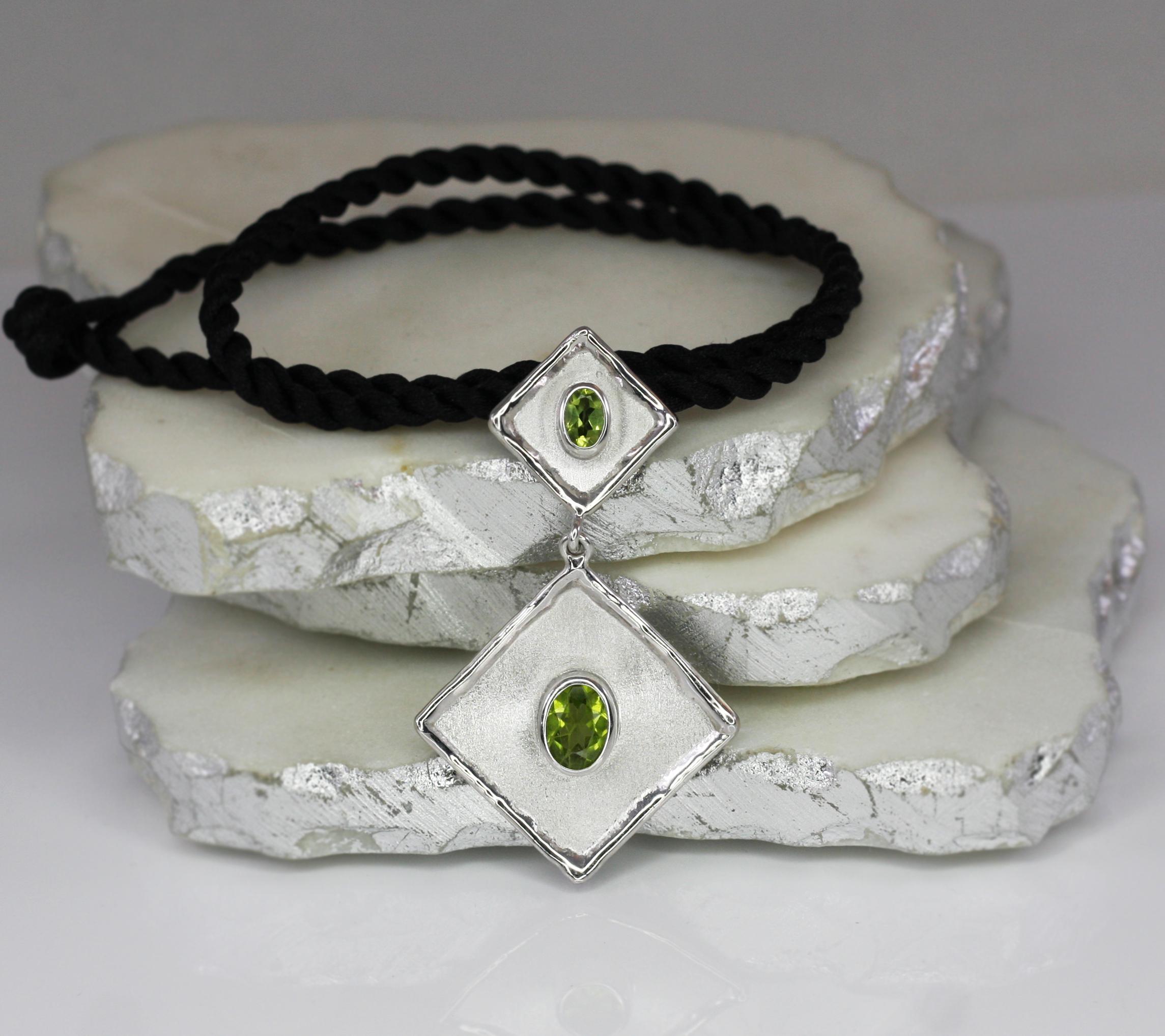 Yianni Creations Oval Peridot Feinsilber Handgefertigte lange Tropfen-Anhänger Halskette Damen im Angebot