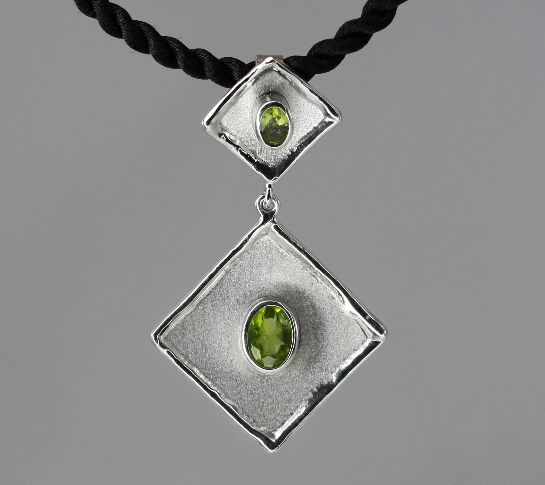 Yianni Creations Oval Peridot Feinsilber Handgefertigte lange Tropfen-Anhänger Halskette im Angebot 3