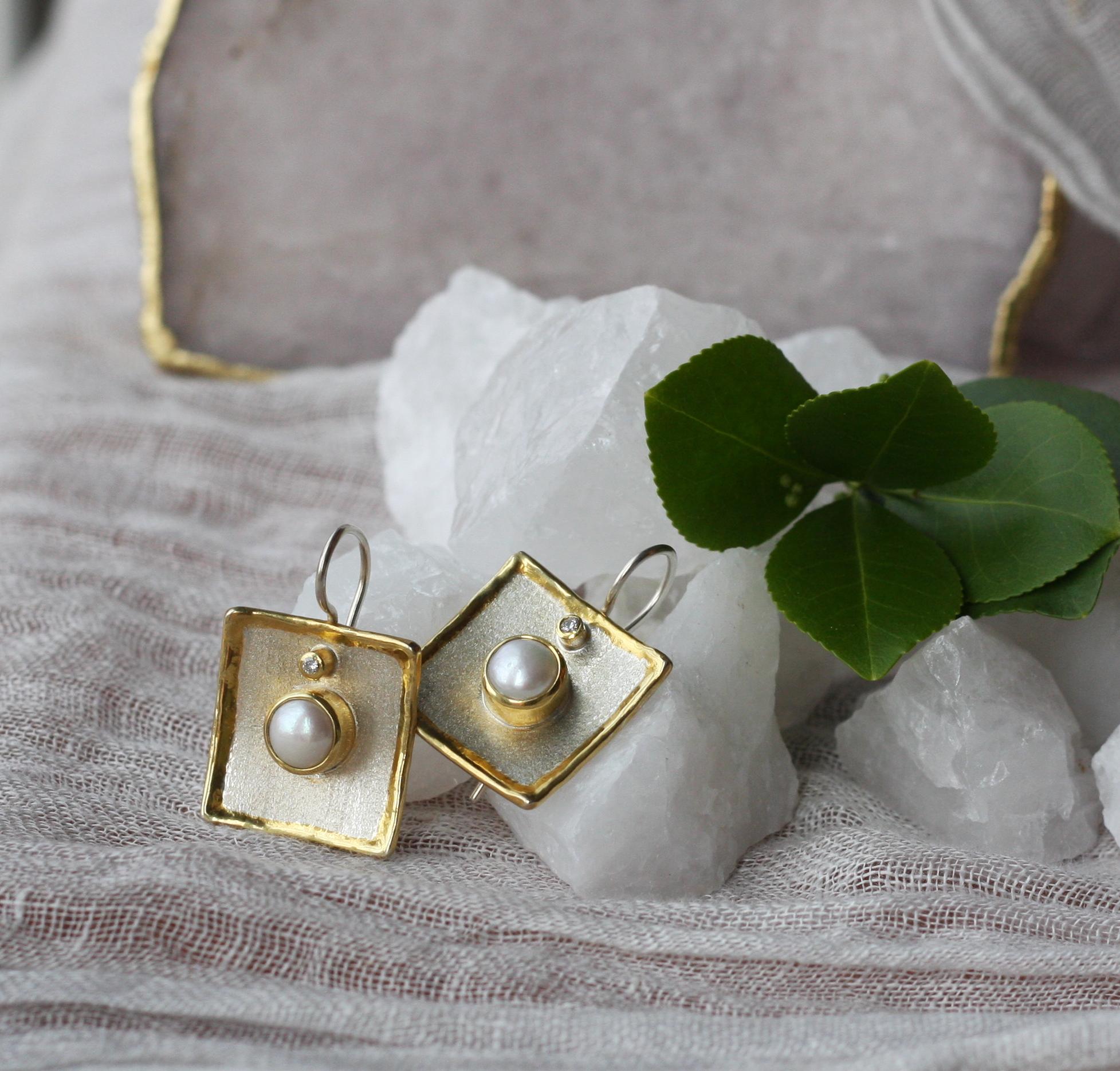 Yianni Creations Pendants d'oreilles en argent fin et or 24 carats avec perles et diamants en vente 4