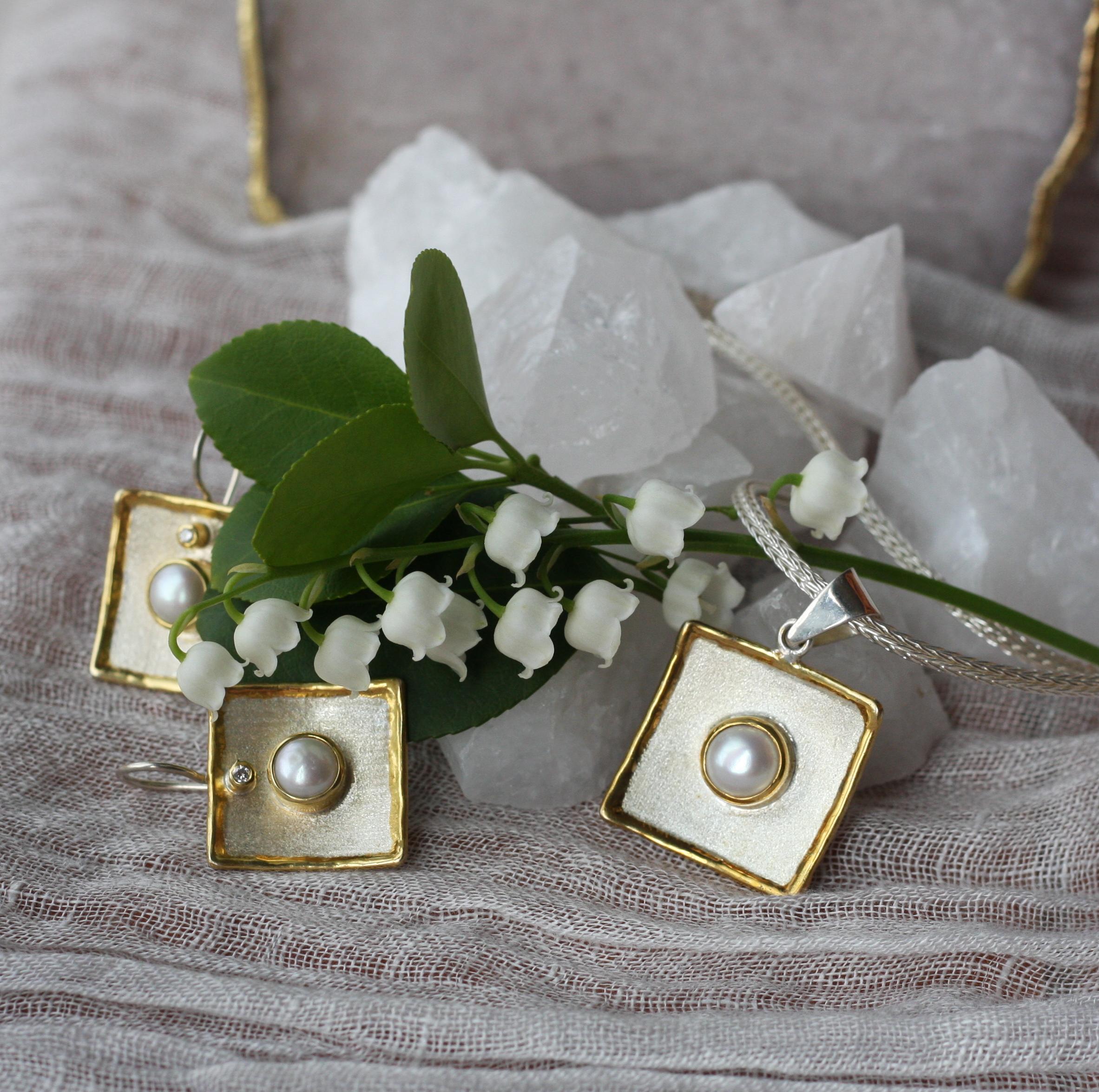 Yianni Creations Pendants d'oreilles en argent fin et or 24 carats avec perles et diamants en vente 6