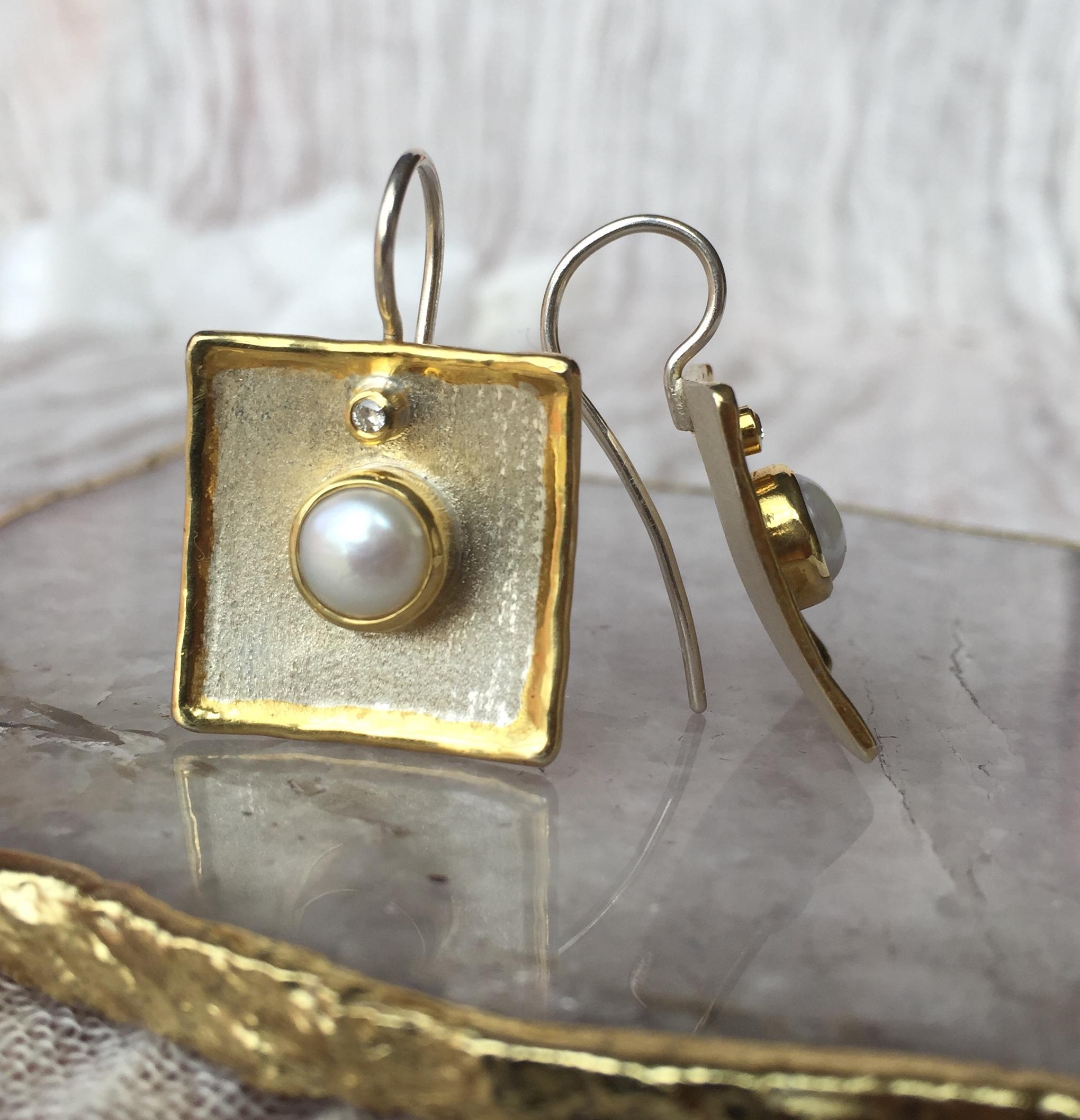 Yianni Creations Pendants d'oreilles en argent fin et or 24 carats avec perles et diamants en vente 5