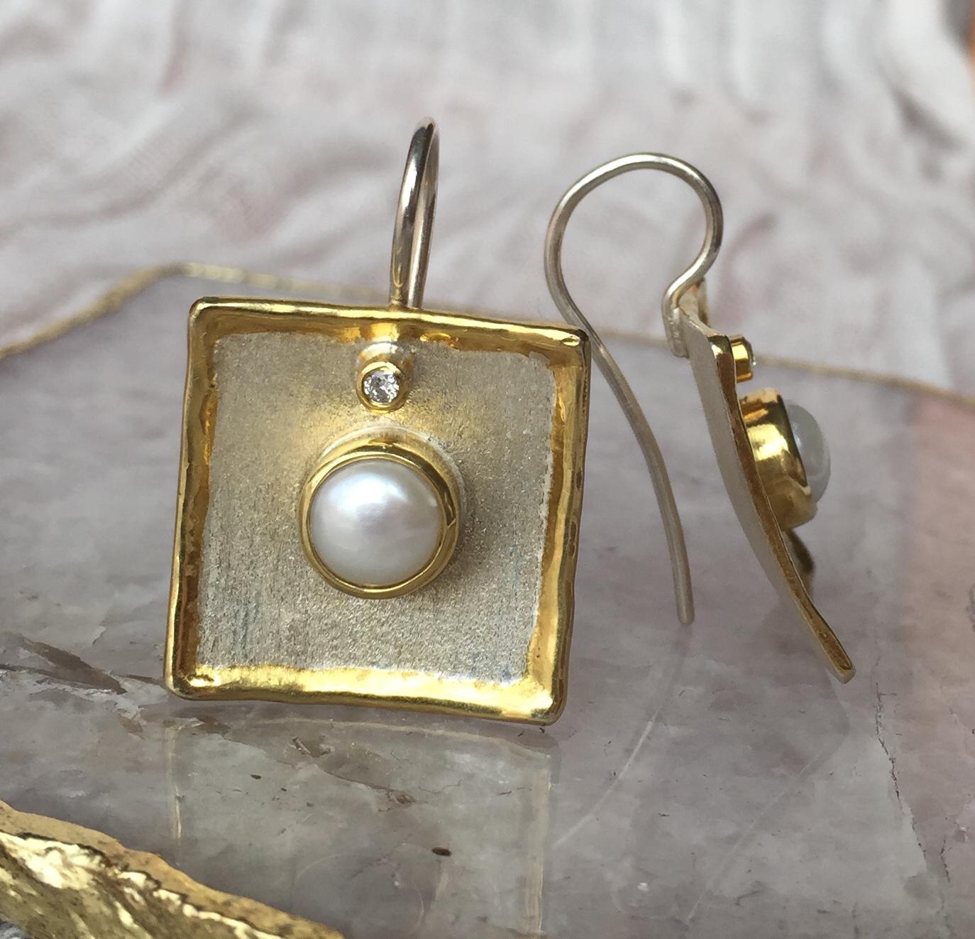 Taille ronde Yianni Creations Pendants d'oreilles en argent fin et or 24 carats avec perles et diamants en vente