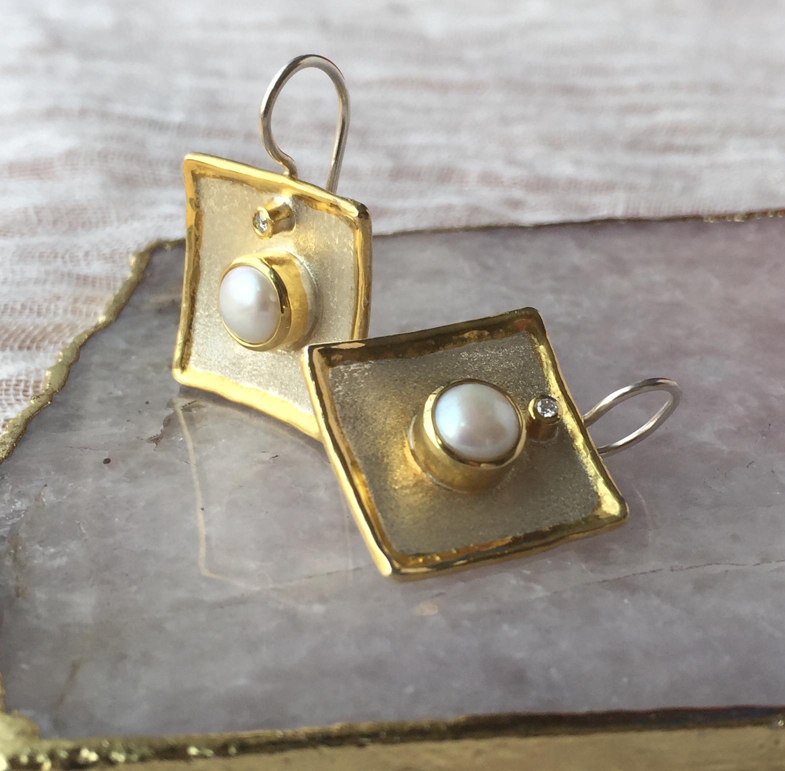 Yianni Creations Pendants d'oreilles en argent fin et or 24 carats avec perles et diamants Pour femmes en vente