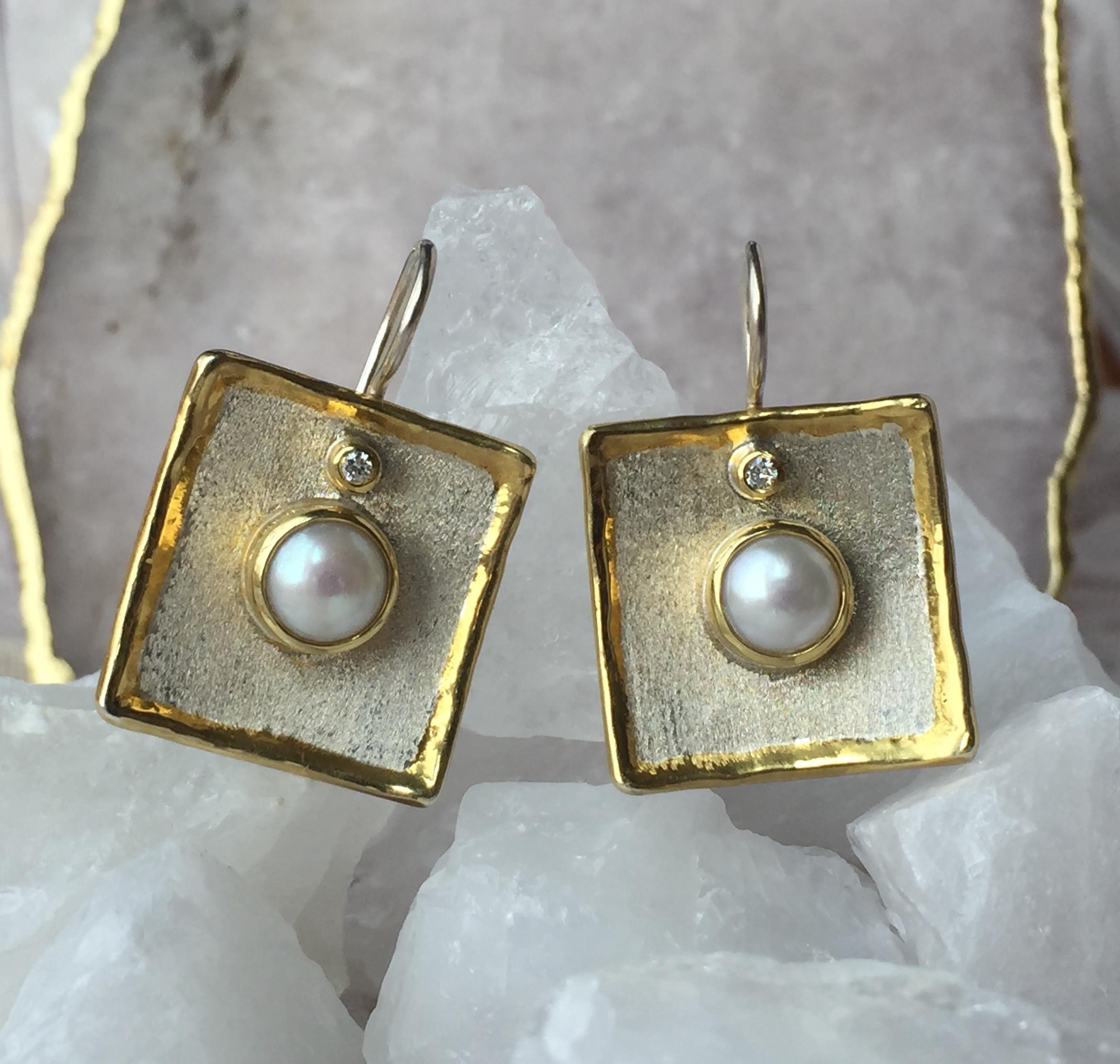 Yianni Creations Pendants d'oreilles en argent fin et or 24 carats avec perles et diamants en vente 1