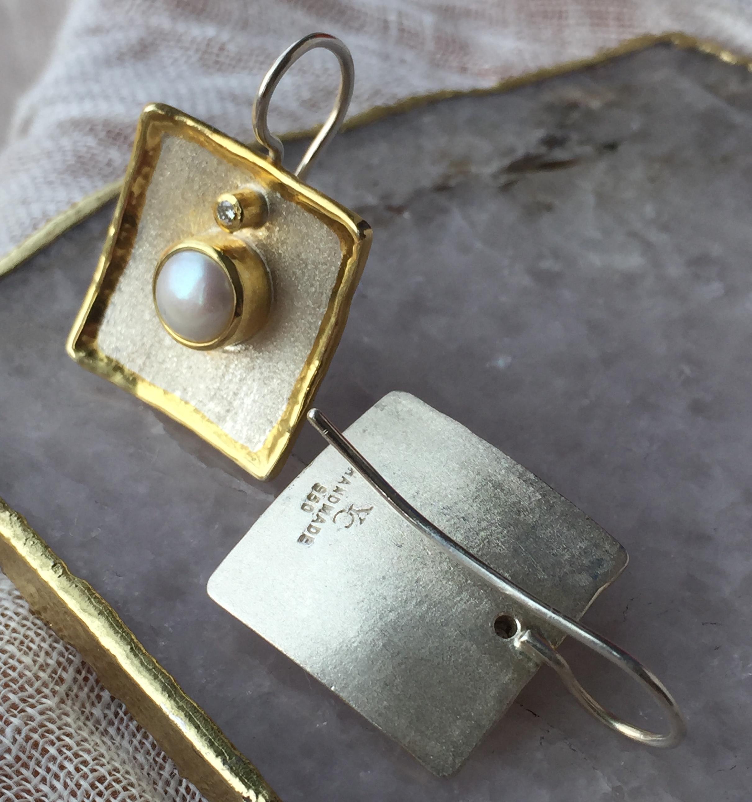 Yianni Creations Pendants d'oreilles en argent fin et or 24 carats avec perles et diamants en vente 3