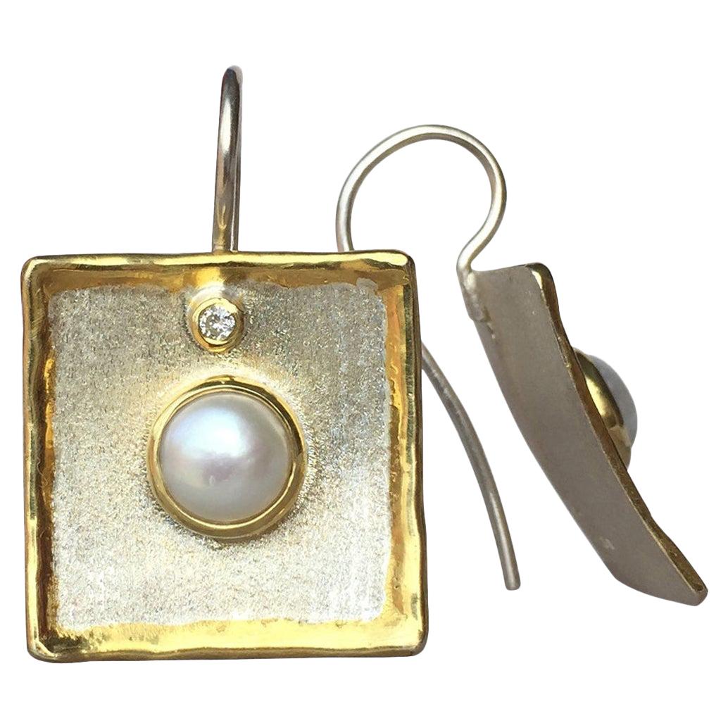 Yianni Creations Pendants d'oreilles en argent fin et or 24 carats avec perles et diamants en vente