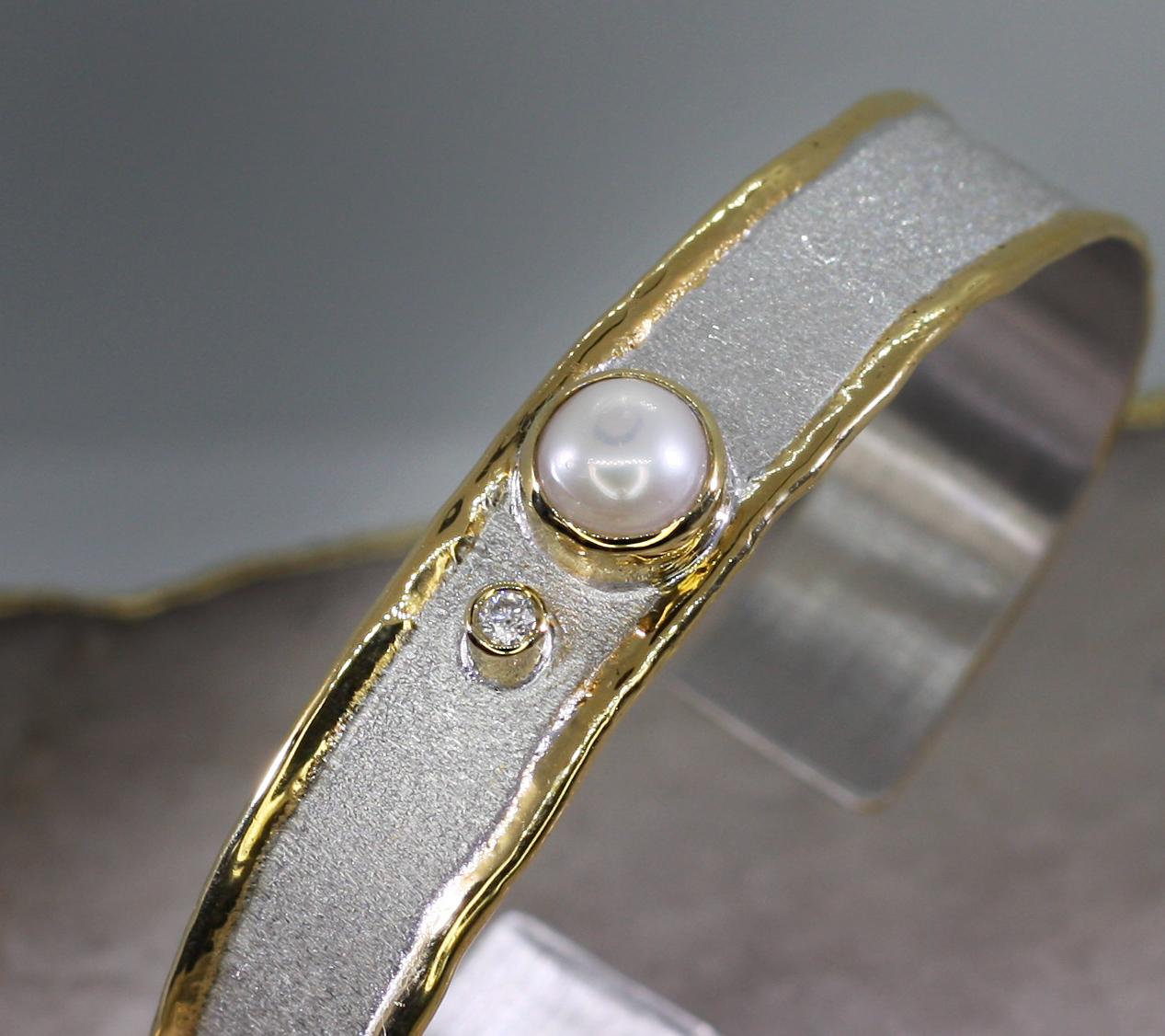 Yianni Creations Zweifarbiges Manschettenarmband mit Perlen und Diamanten aus feinem Silber und Gold (Zeitgenössisch)