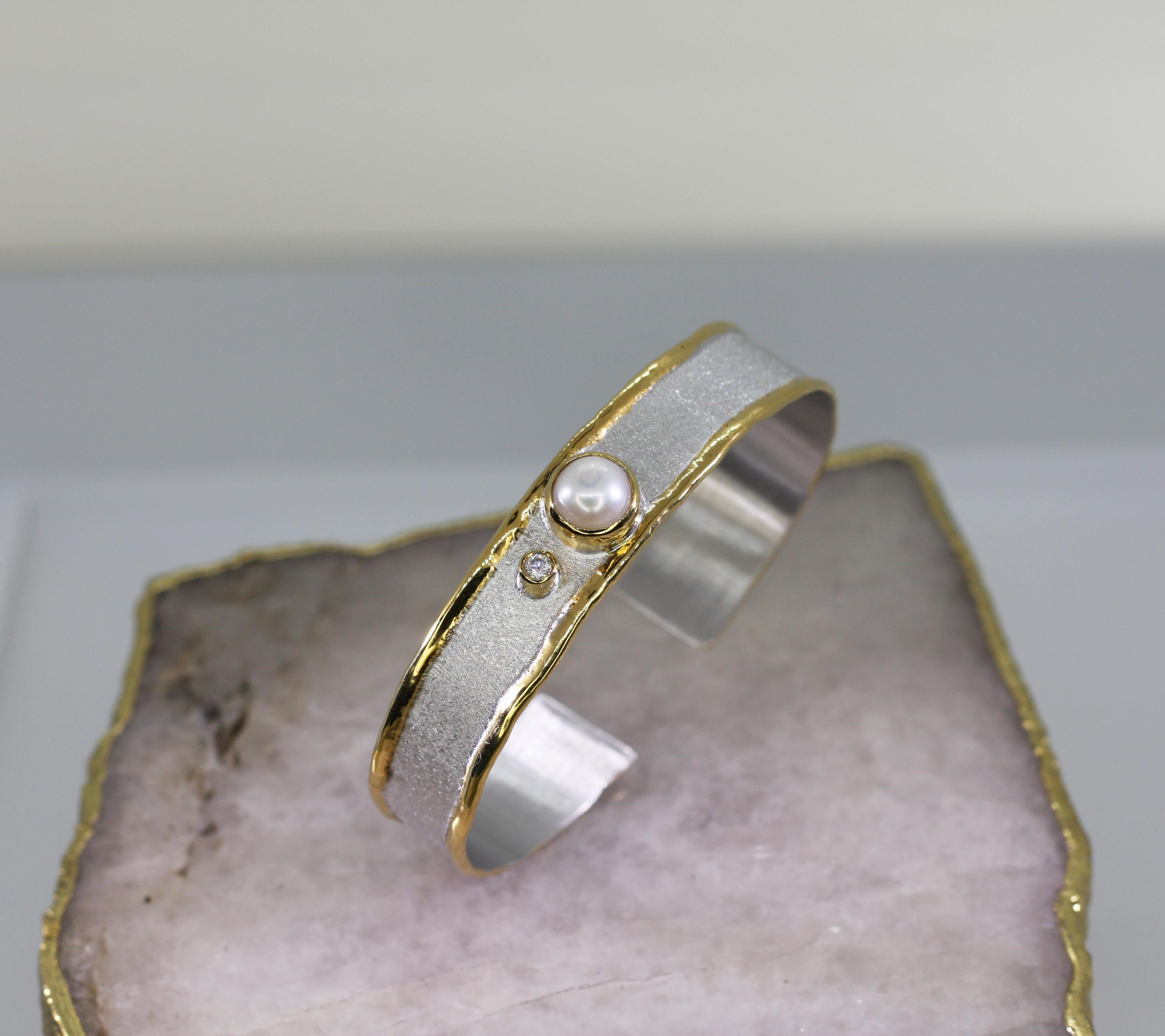 Yianni Creations Zweifarbiges Manschettenarmband mit Perlen und Diamanten aus feinem Silber und Gold im Zustand „Neu“ in Astoria, NY