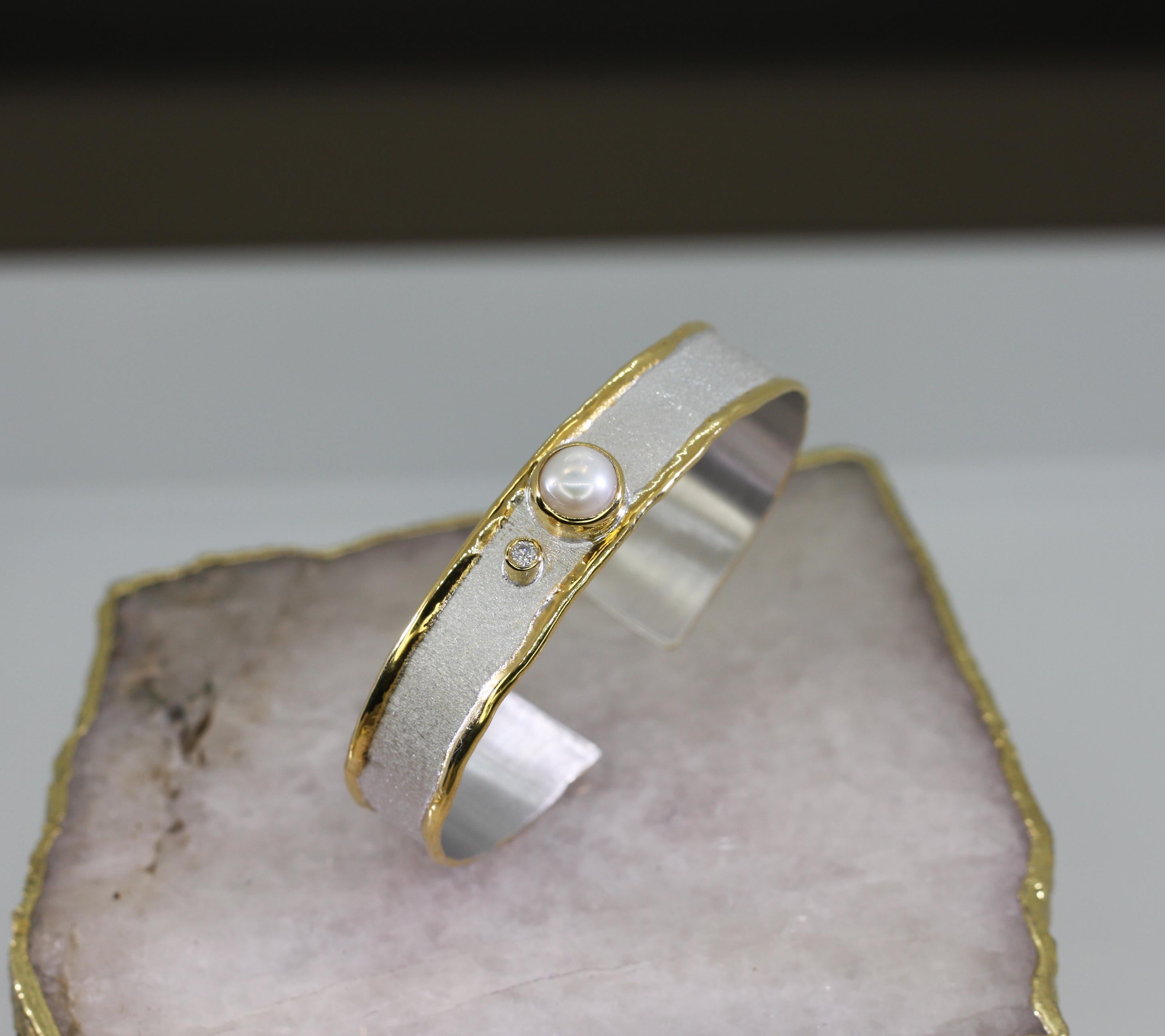 Yianni Creations Zweifarbiges Manschettenarmband mit Perlen und Diamanten aus feinem Silber und Gold 1