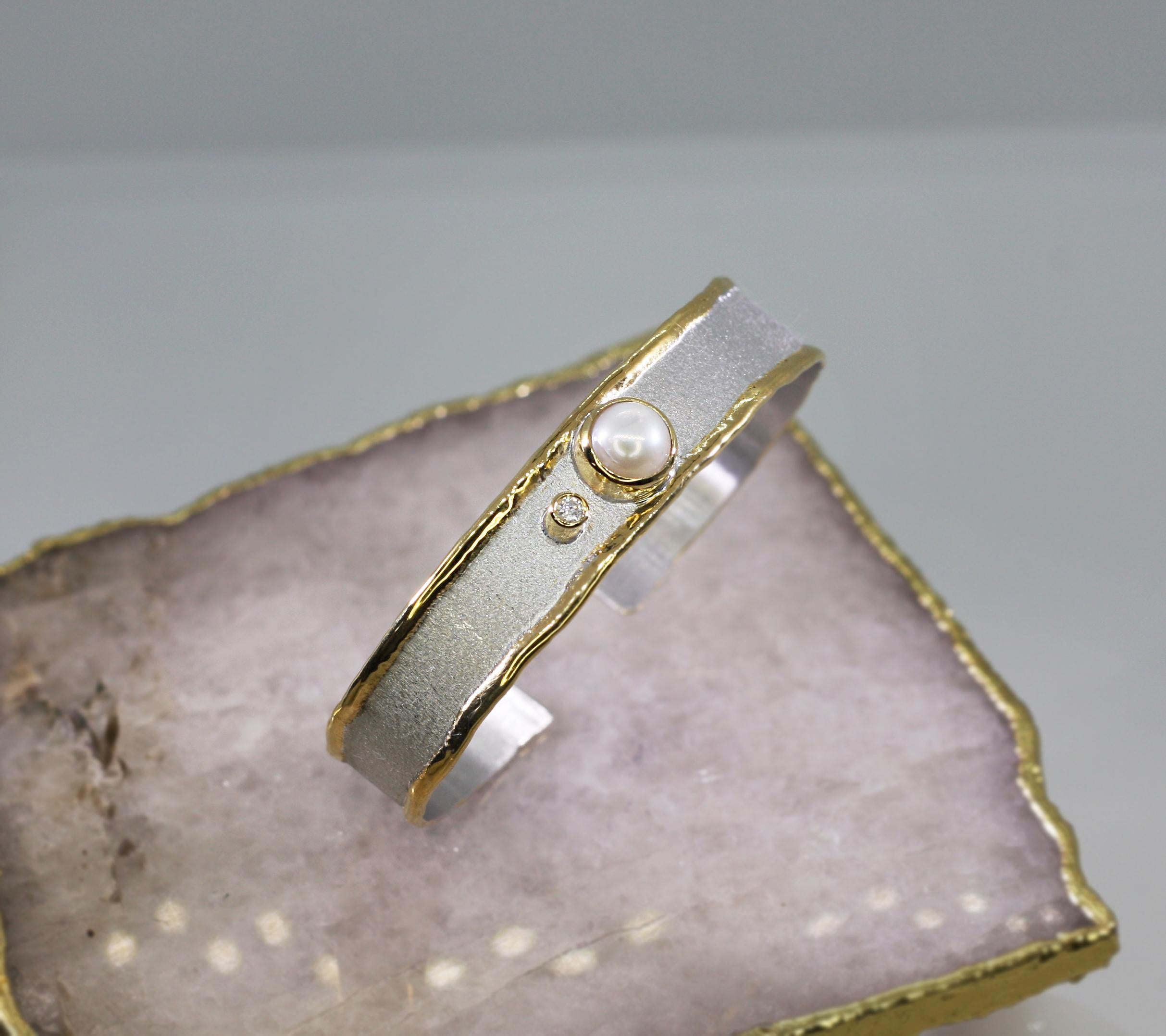 Yianni Creations Zweifarbiges Manschettenarmband mit Perlen und Diamanten aus feinem Silber und Gold 2