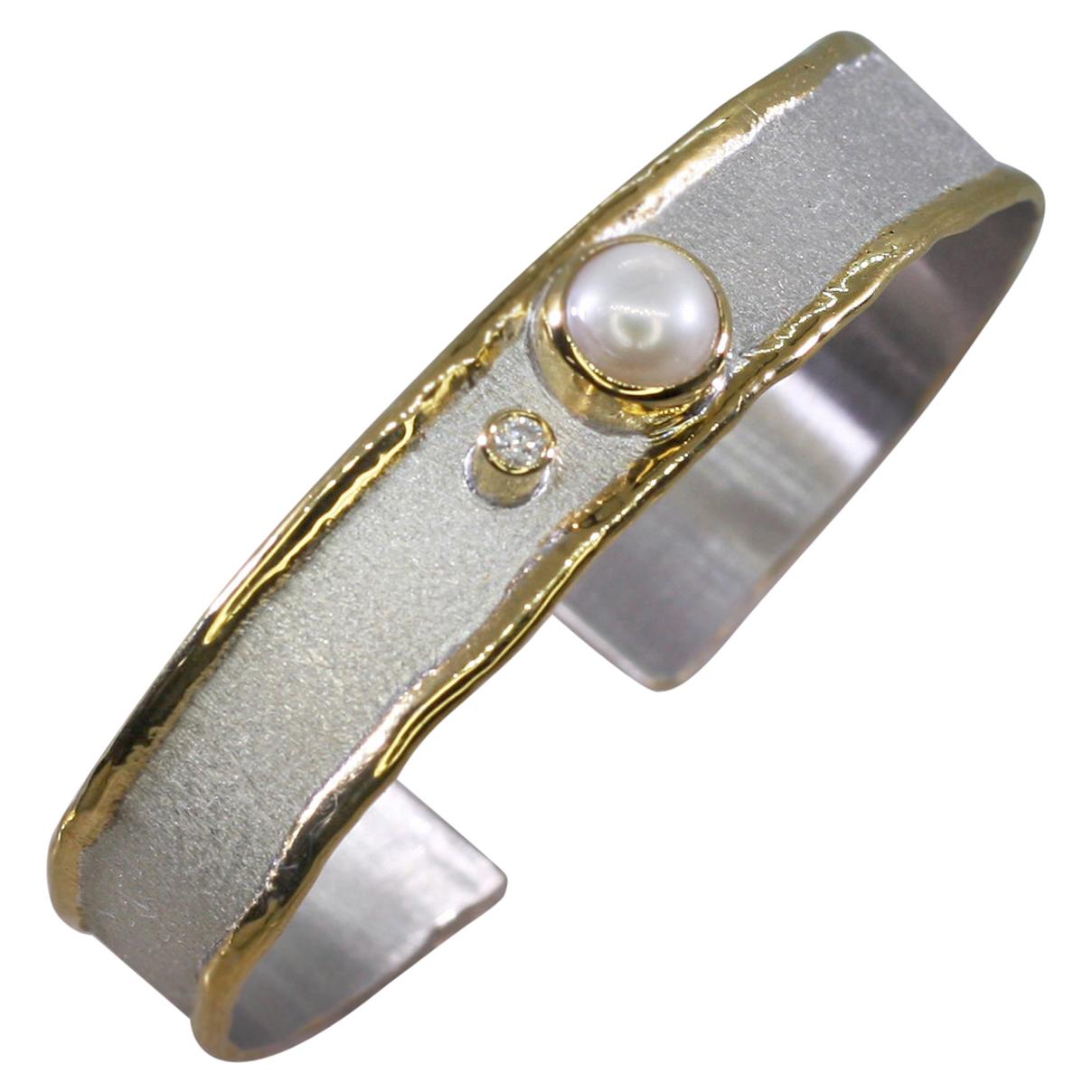 Yianni Creations Zweifarbiges Manschettenarmband mit Perlen und Diamanten aus feinem Silber und Gold