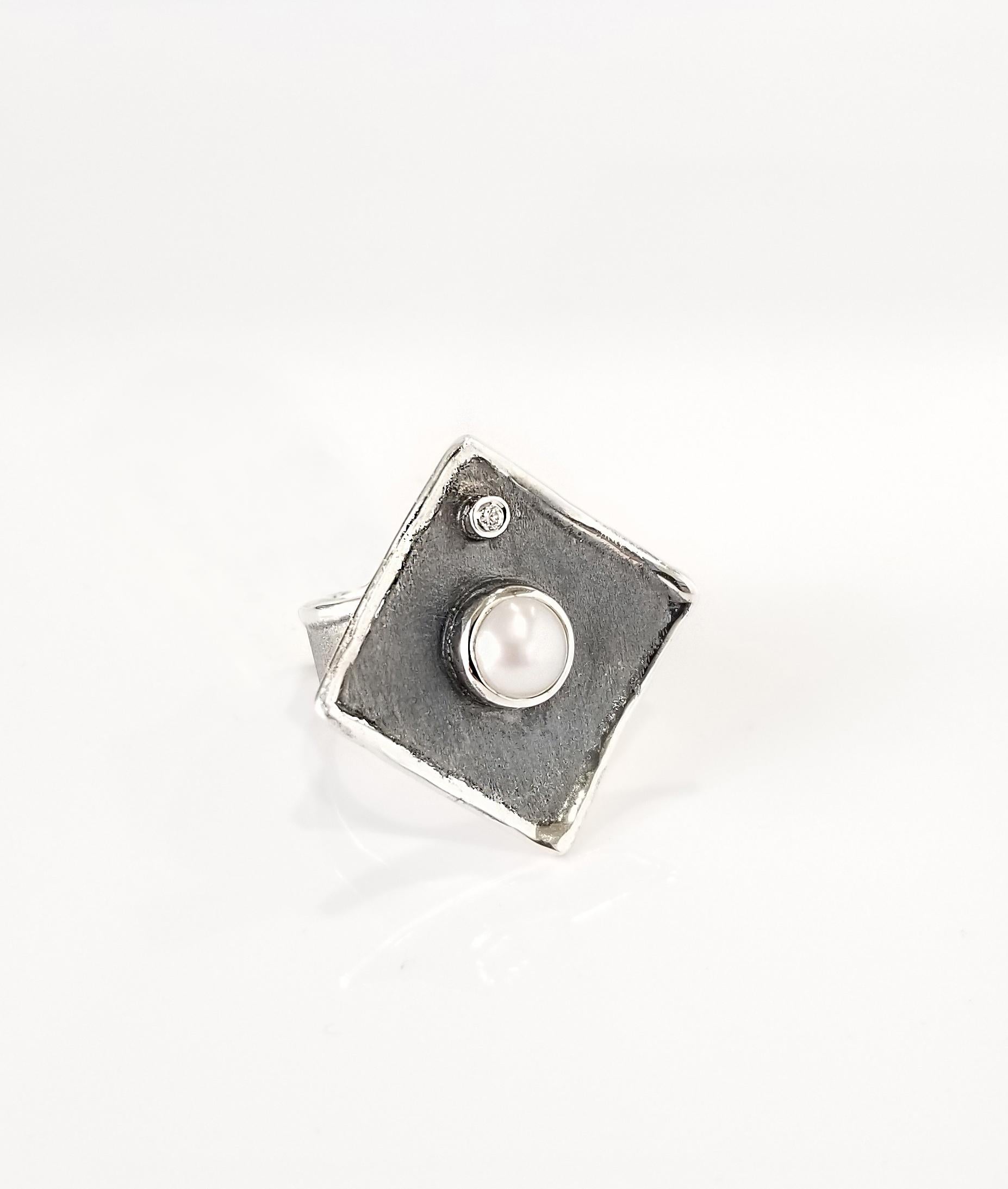 Yianni Creations Pearl and Diamond Fine Silver and Oxidized Rhodium Wide Ring In New Condition For Sale In Astoria, NY